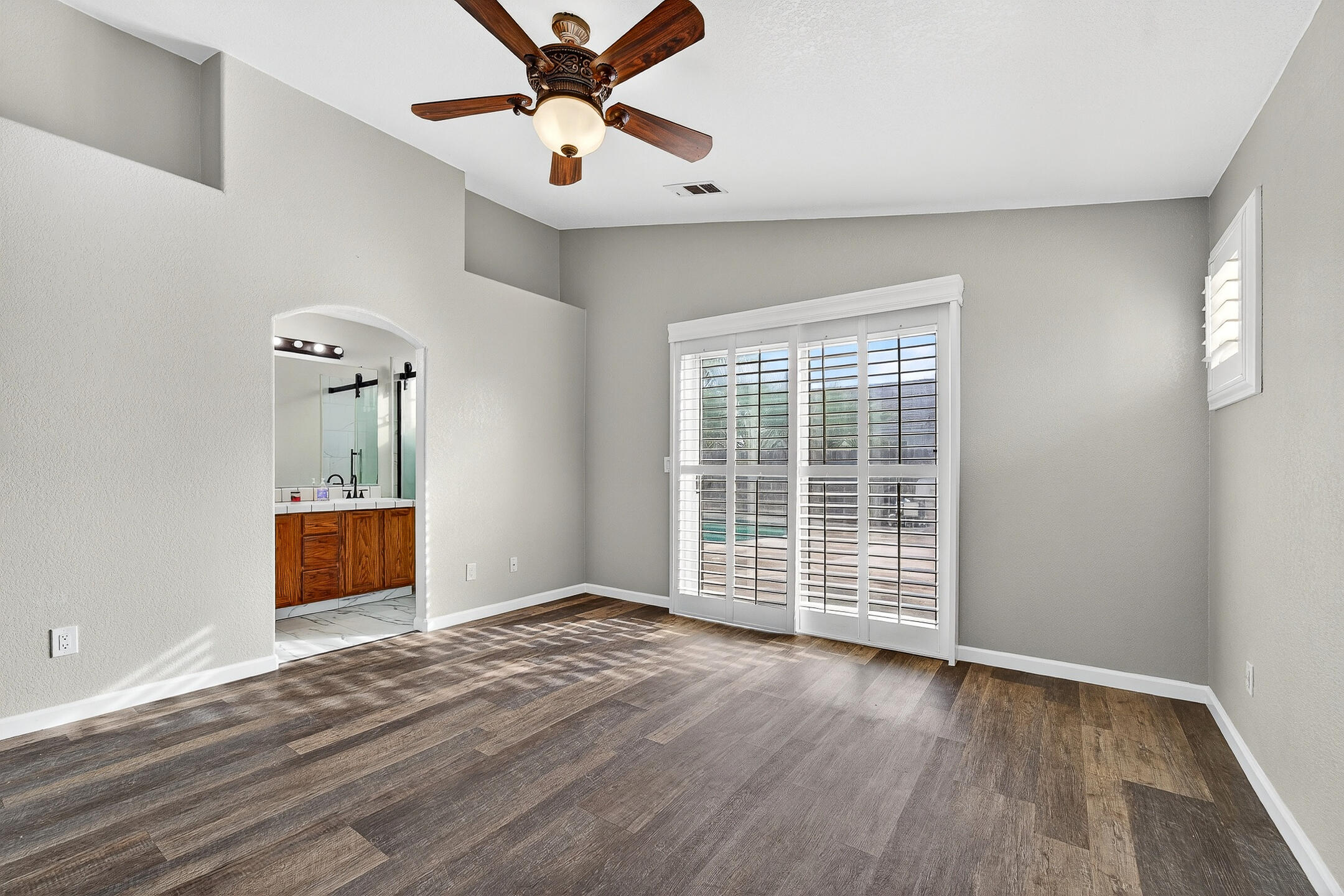 907 E Palm Dr, Hanford, CA 93230