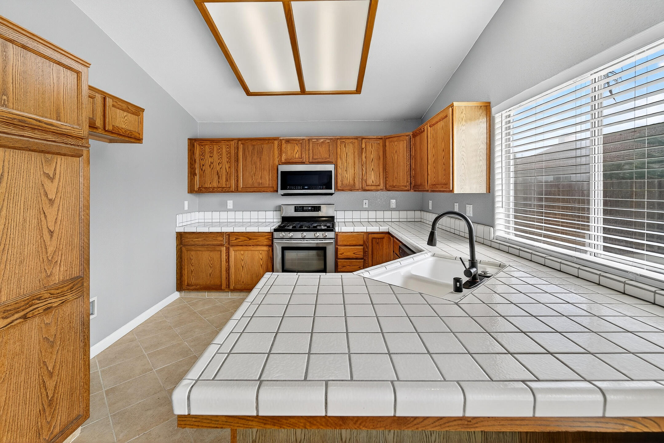 907 E Palm Dr, Hanford, CA 93230