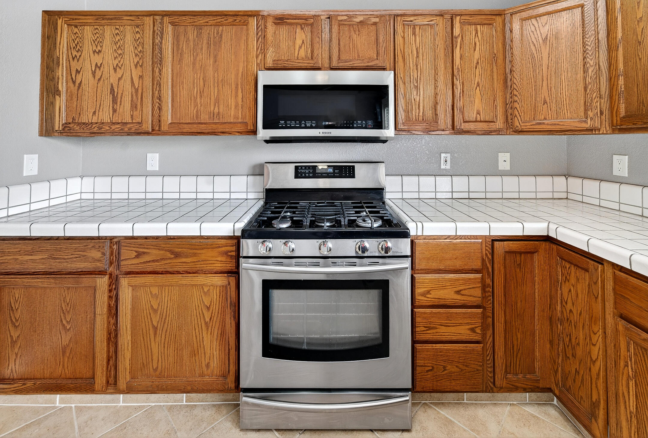 907 E Palm Dr, Hanford, CA 93230