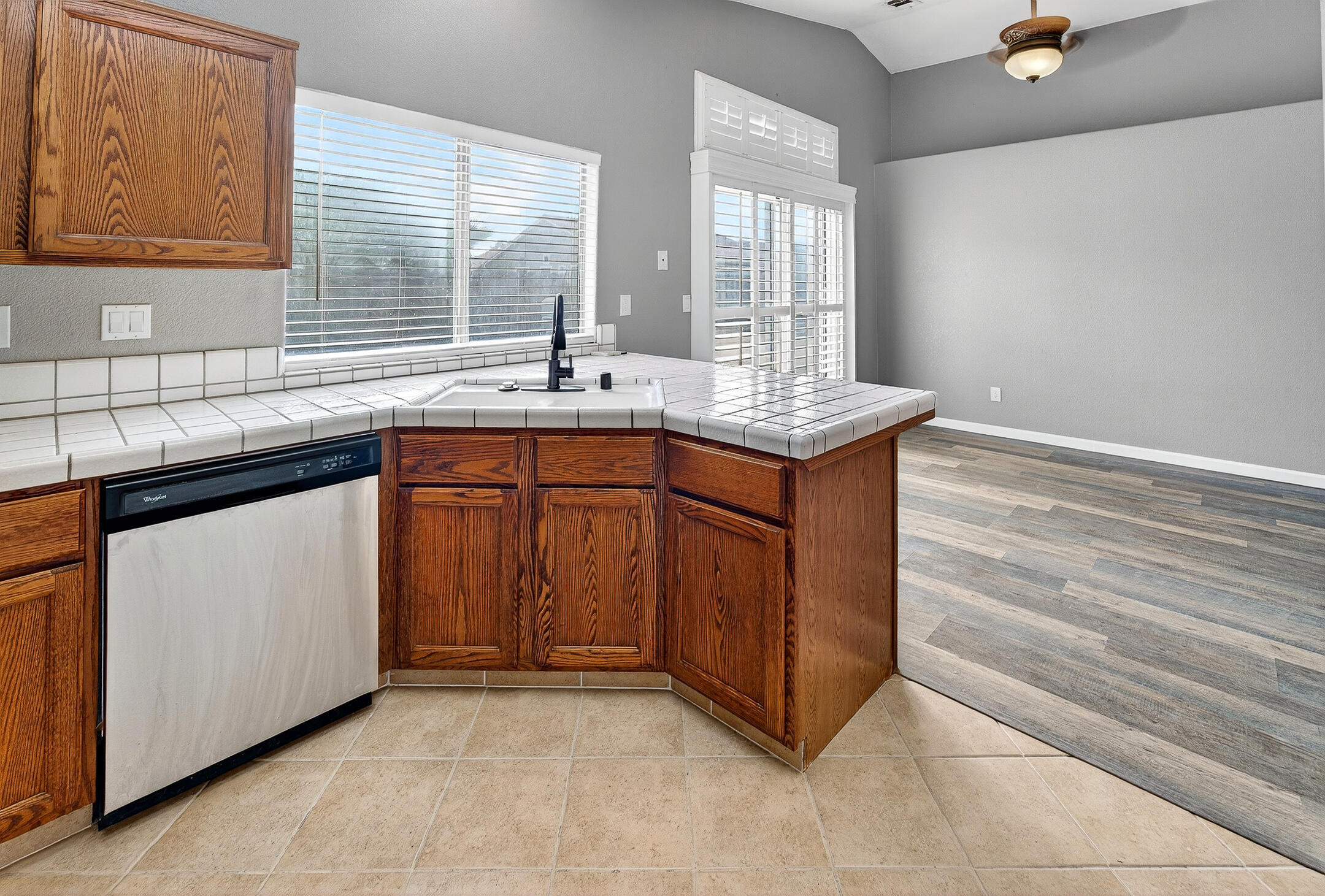 907 E Palm Dr, Hanford, CA 93230