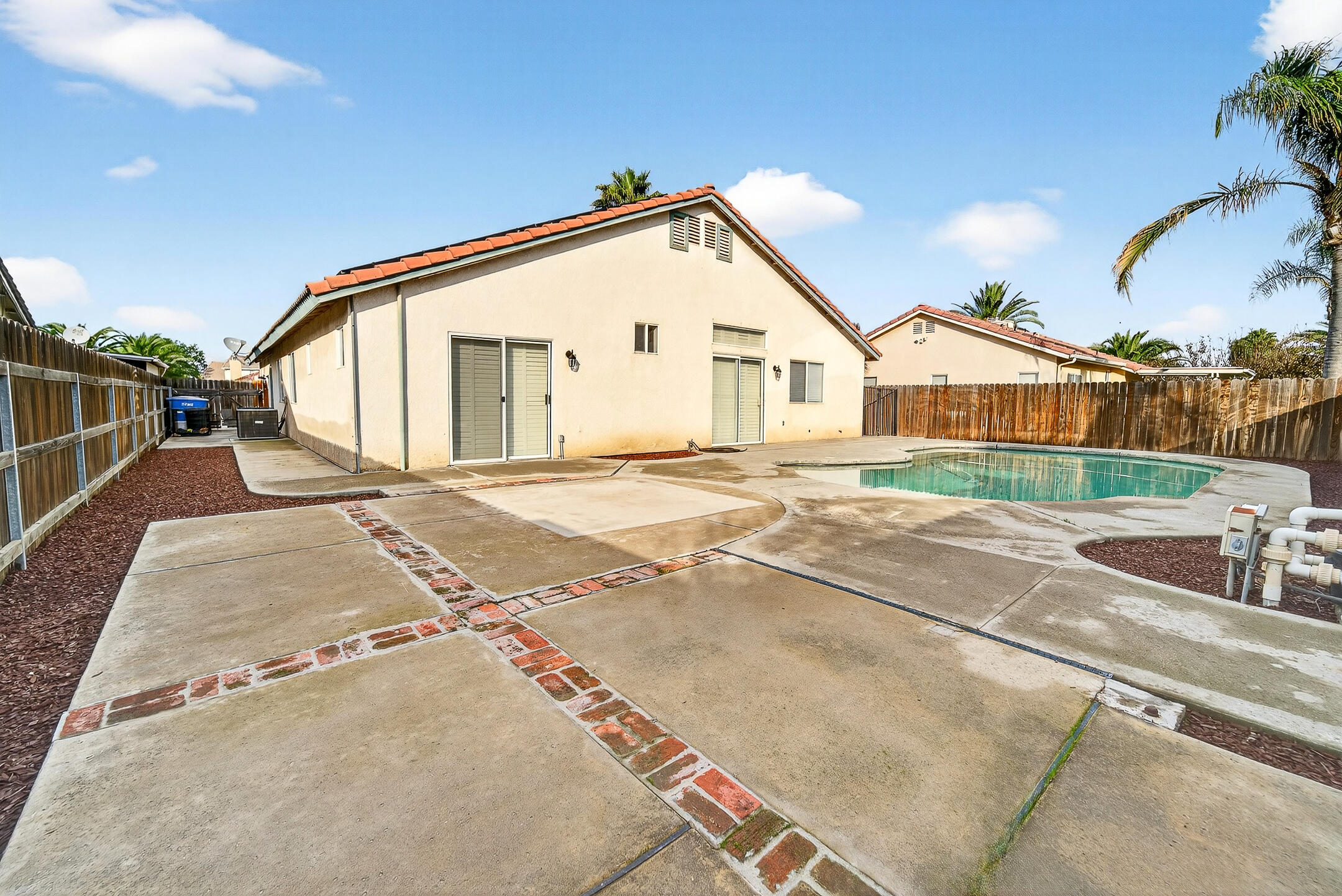 907 E Palm Dr, Hanford, CA 93230