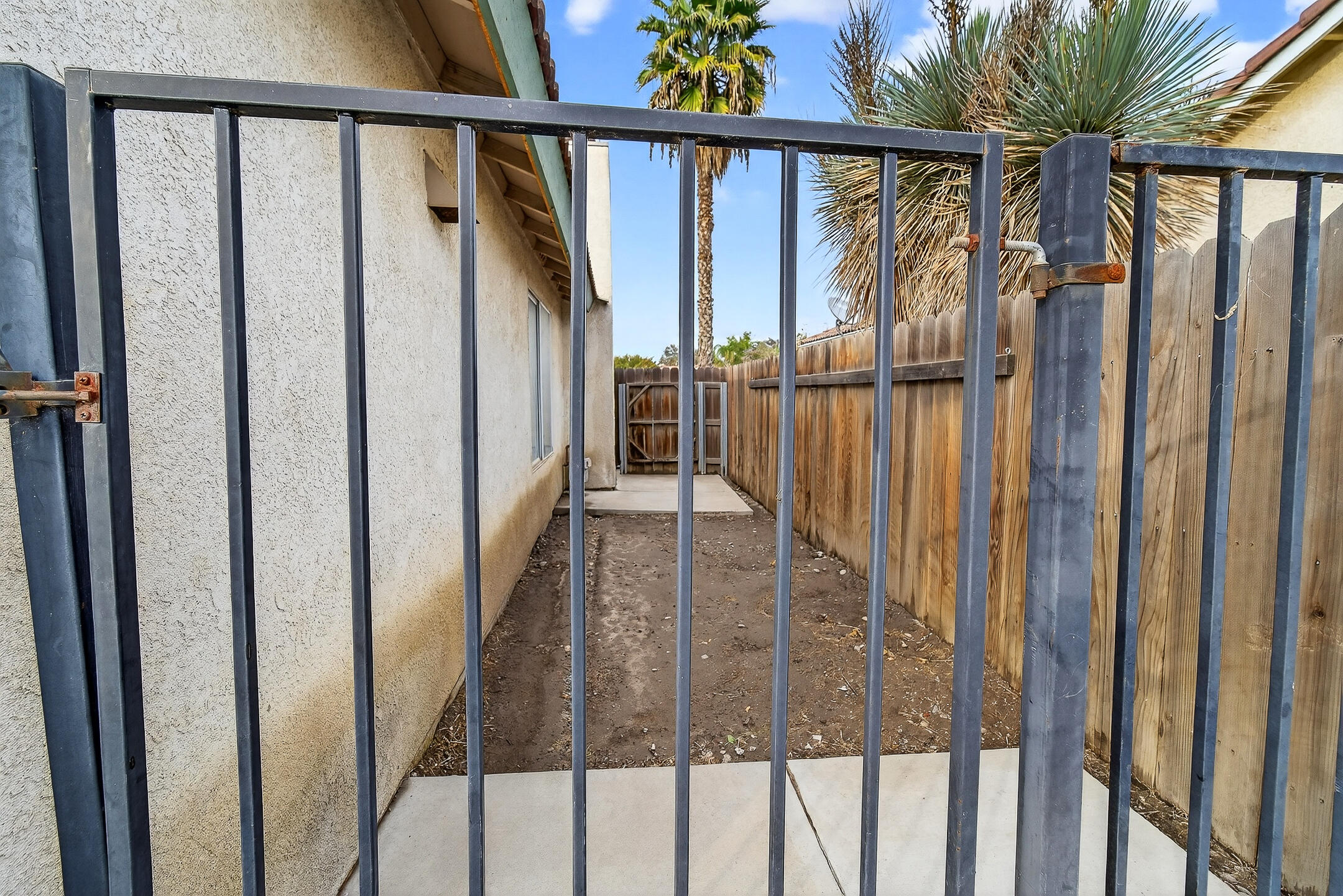 907 E Palm Dr, Hanford, CA 93230