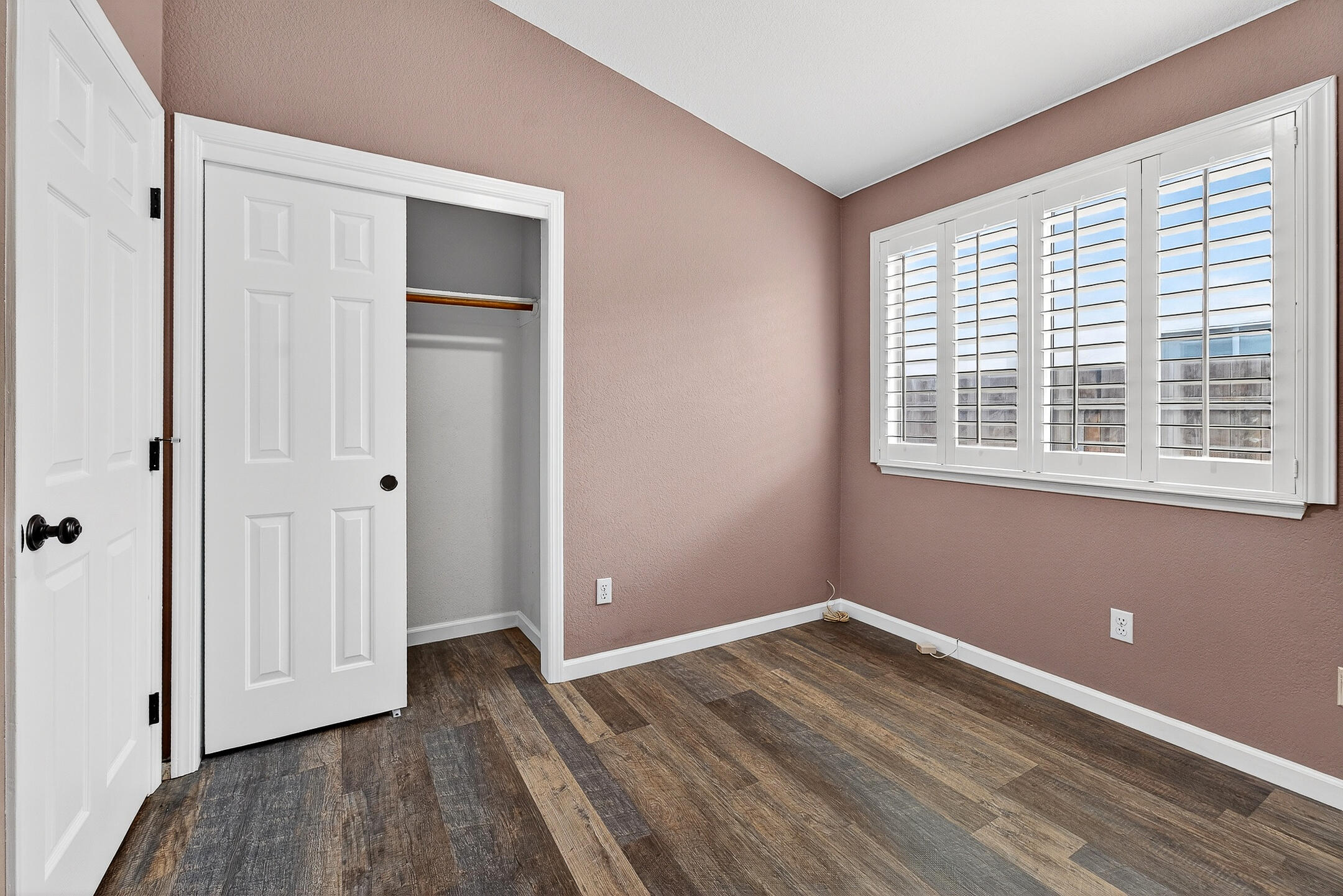 907 E Palm Dr, Hanford, CA 93230