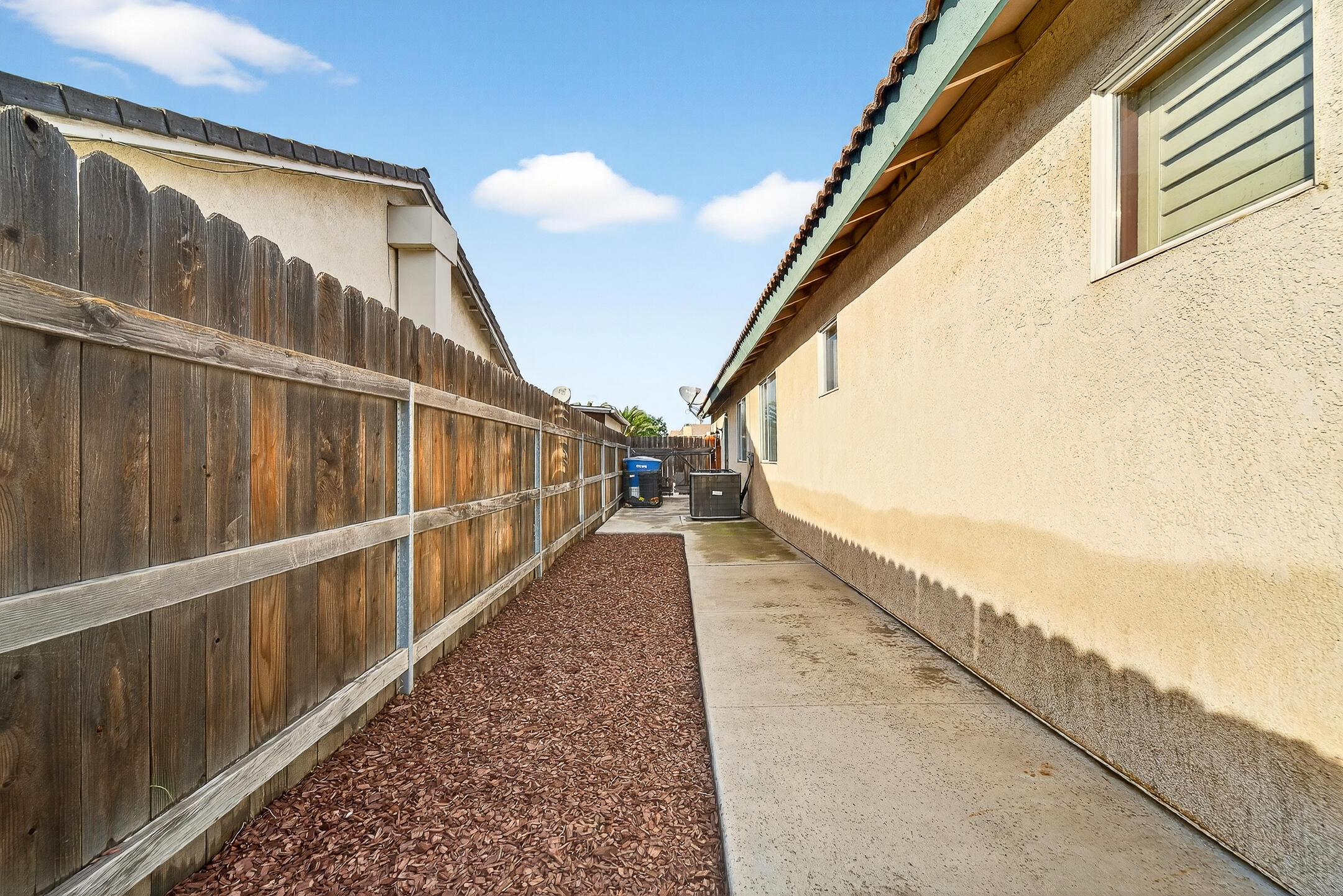 907 E Palm Dr, Hanford, CA 93230