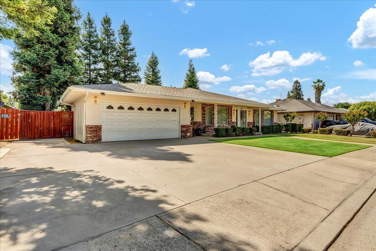 45 Lyon Ave, Sanger, CA 93657