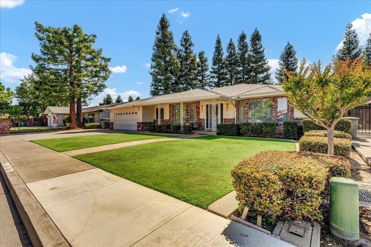 45 Lyon Ave, Sanger, CA 93657