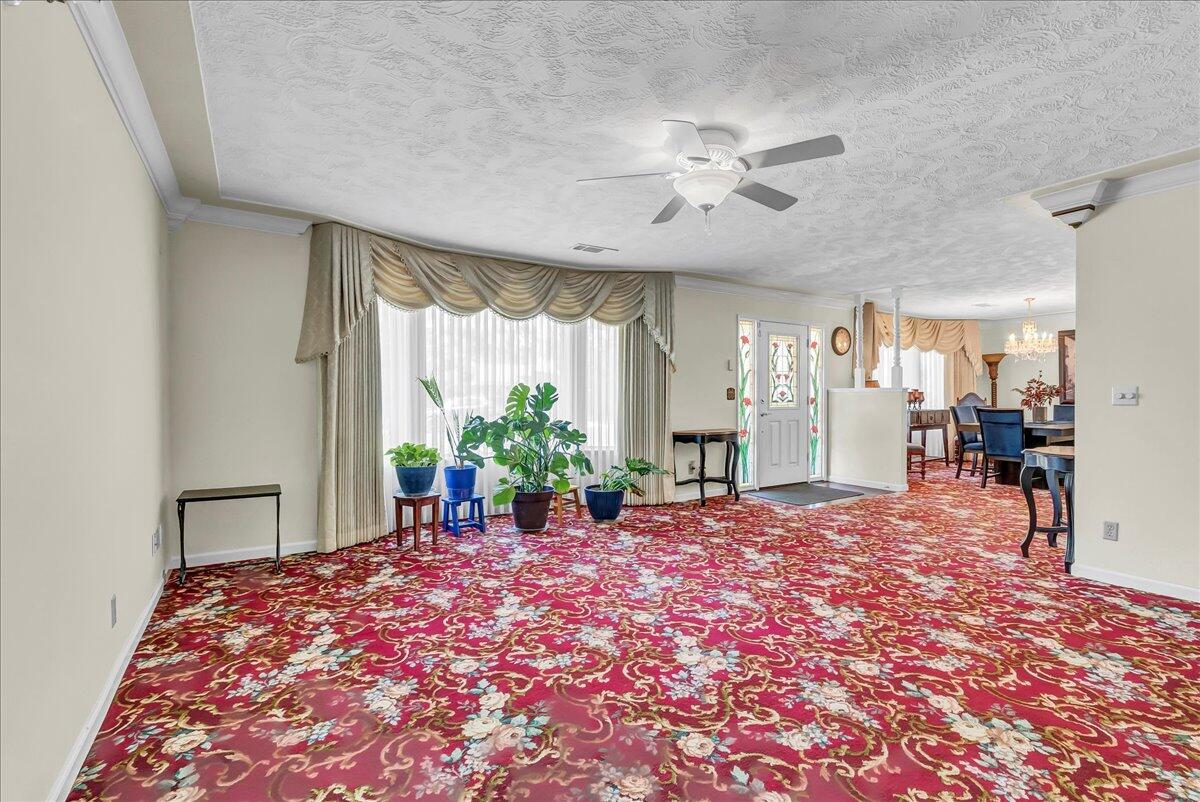 45 Lyon Ave, Sanger, CA 93657