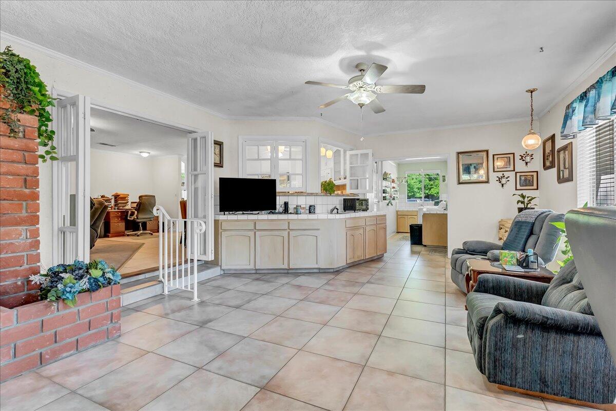 45 Lyon Ave, Sanger, CA 93657