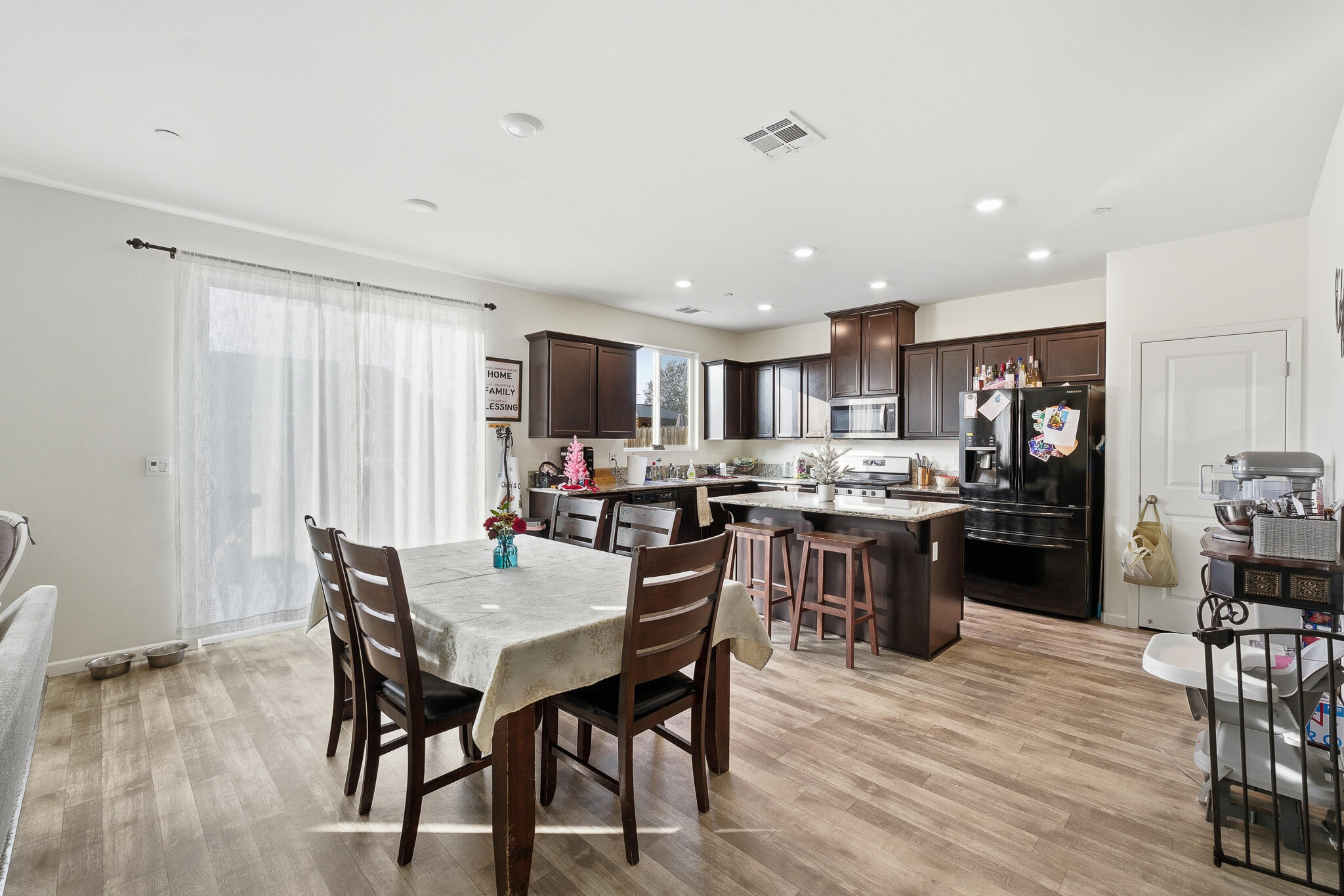 2145 N Rinaldi Ct, Visalia, CA 93291