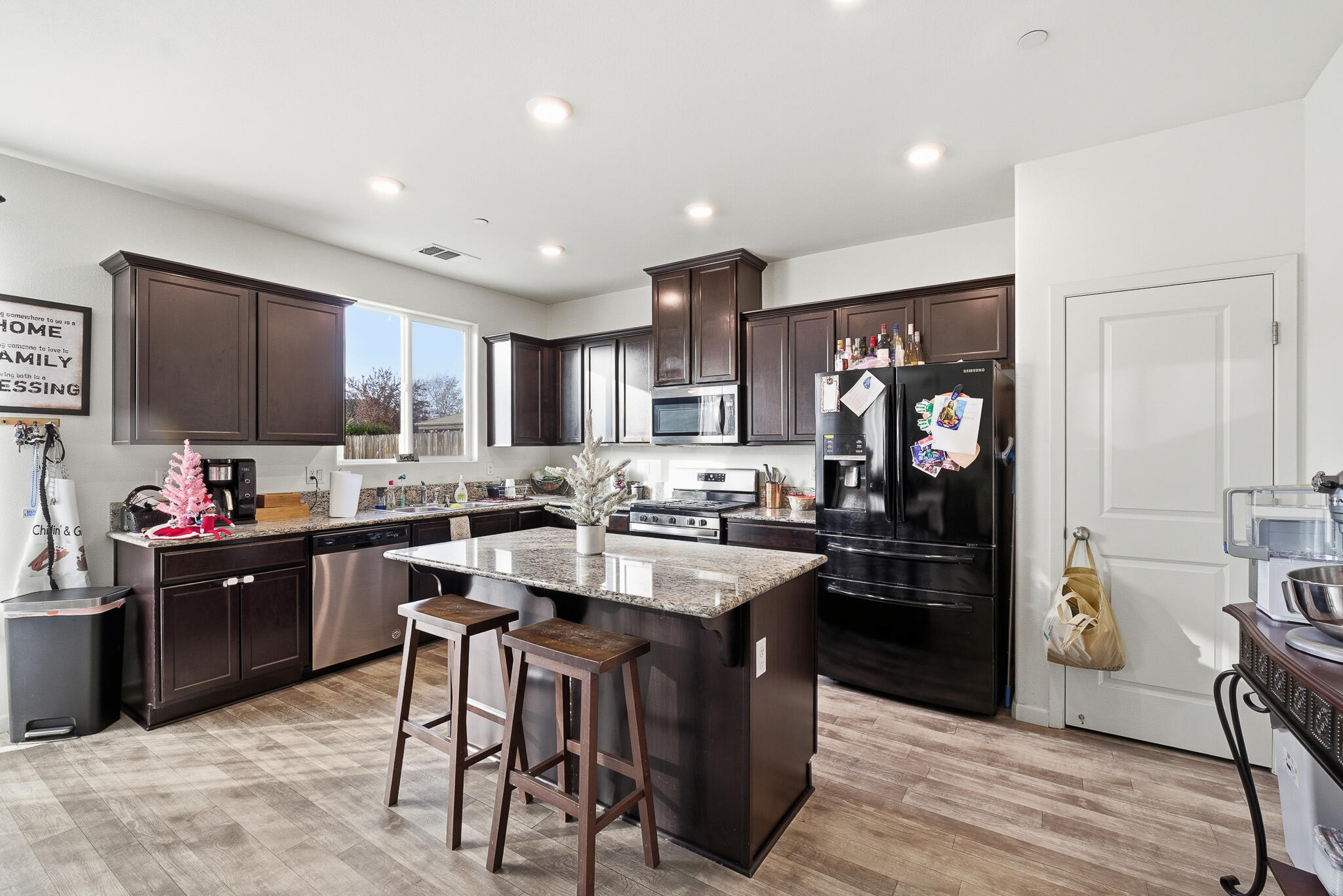 2145 N Rinaldi Ct, Visalia, CA 93291