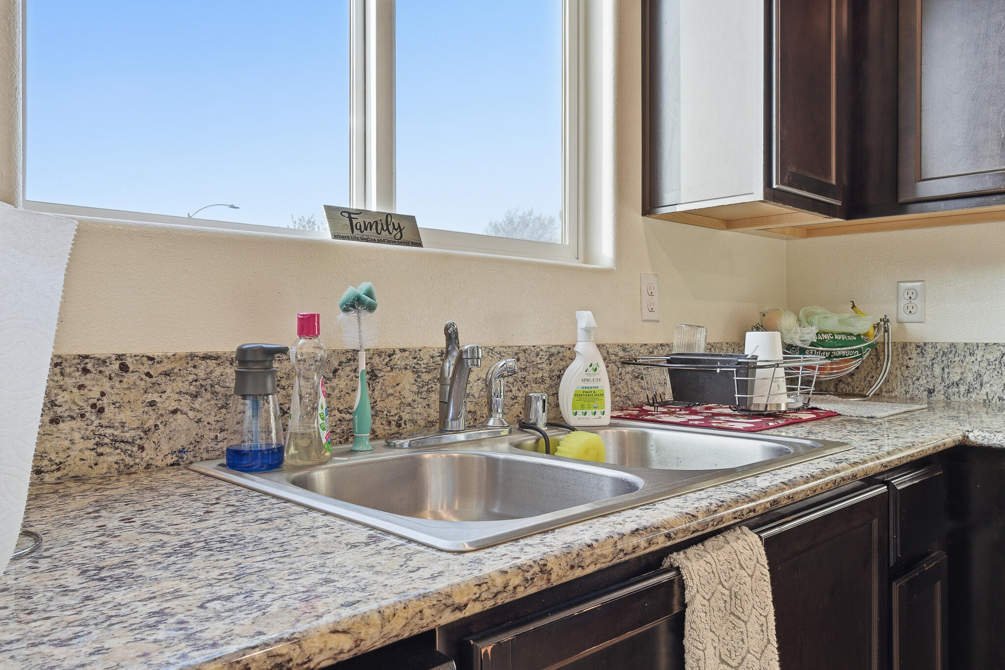 2145 N Rinaldi Ct, Visalia, CA 93291