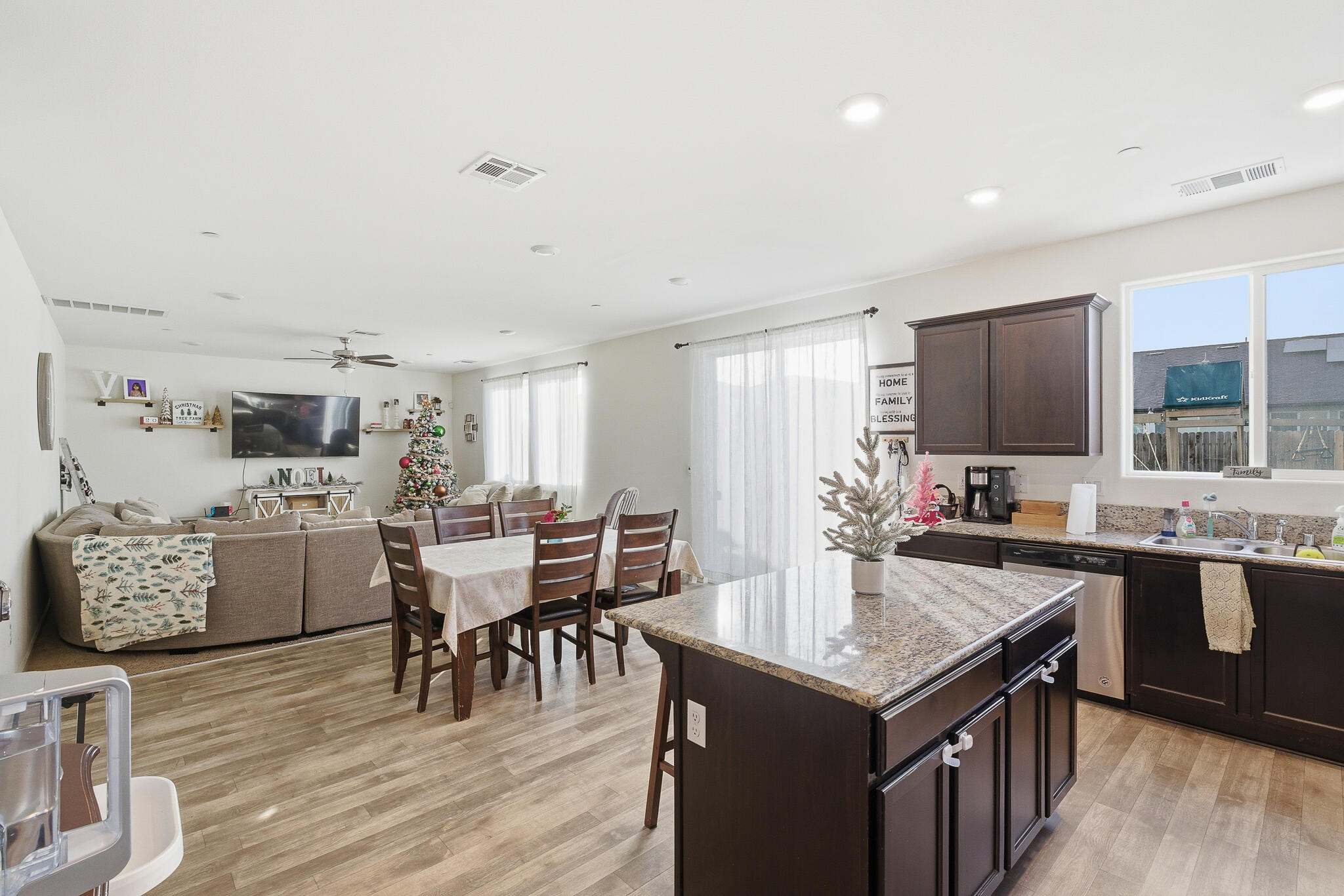 2145 N Rinaldi Ct, Visalia, CA 93291