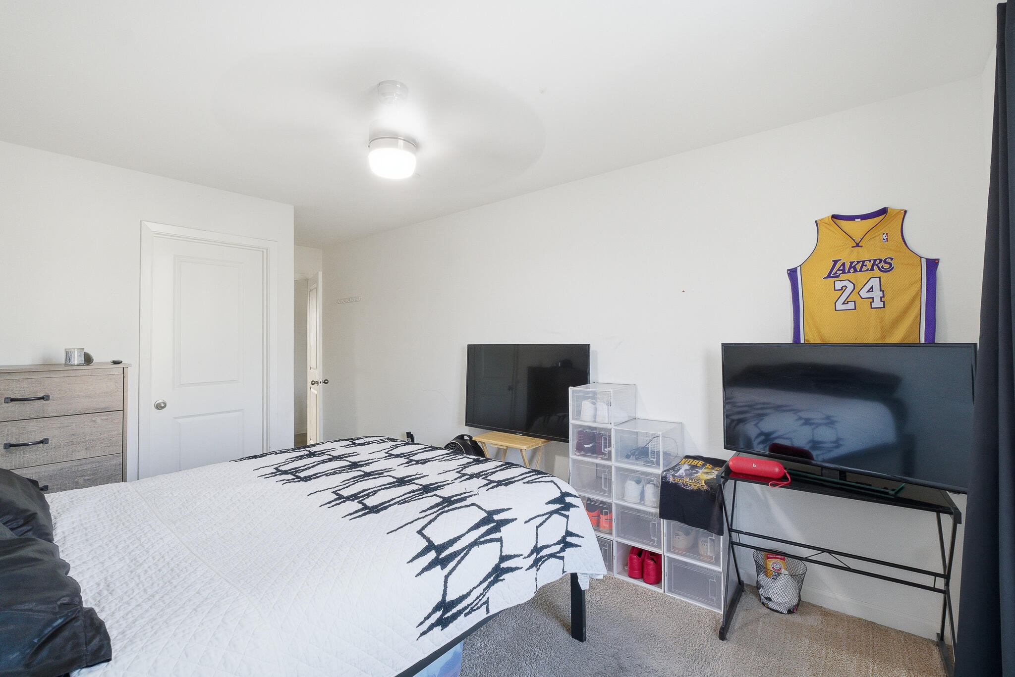 2145 N Rinaldi Ct, Visalia, CA 93291