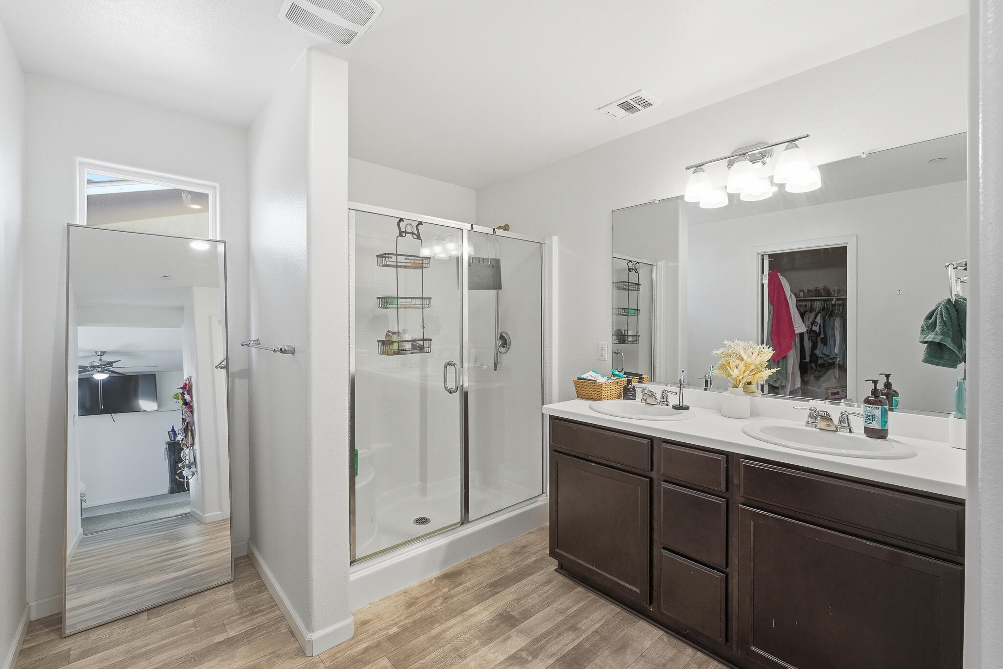 2145 N Rinaldi Ct, Visalia, CA 93291