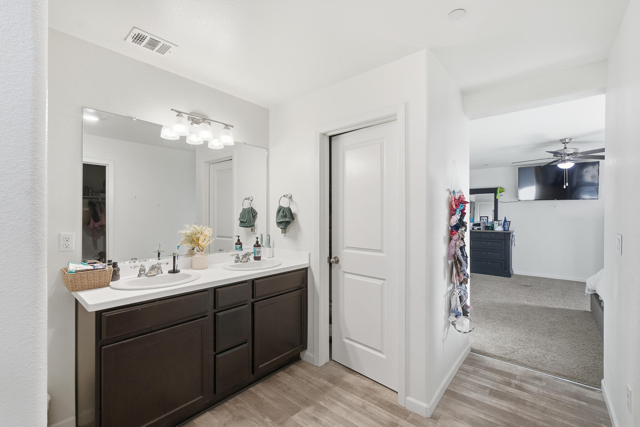 2145 N Rinaldi Ct, Visalia, CA 93291