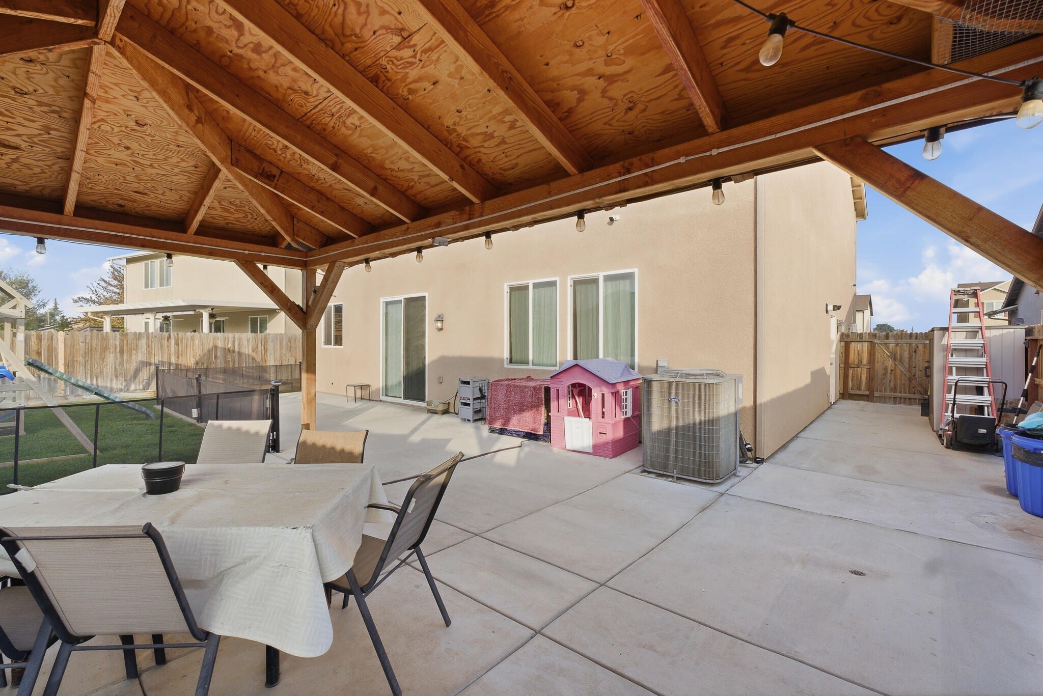 2145 N Rinaldi Ct, Visalia, CA 93291