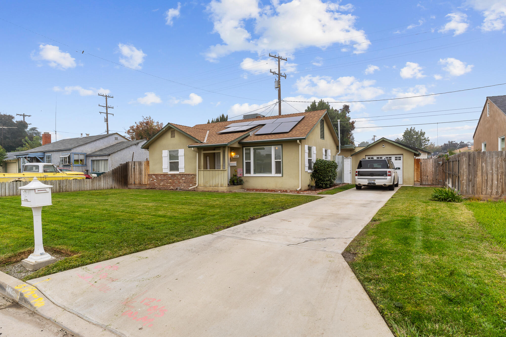 1052 E Apricot Ave, Tulare, CA 93274