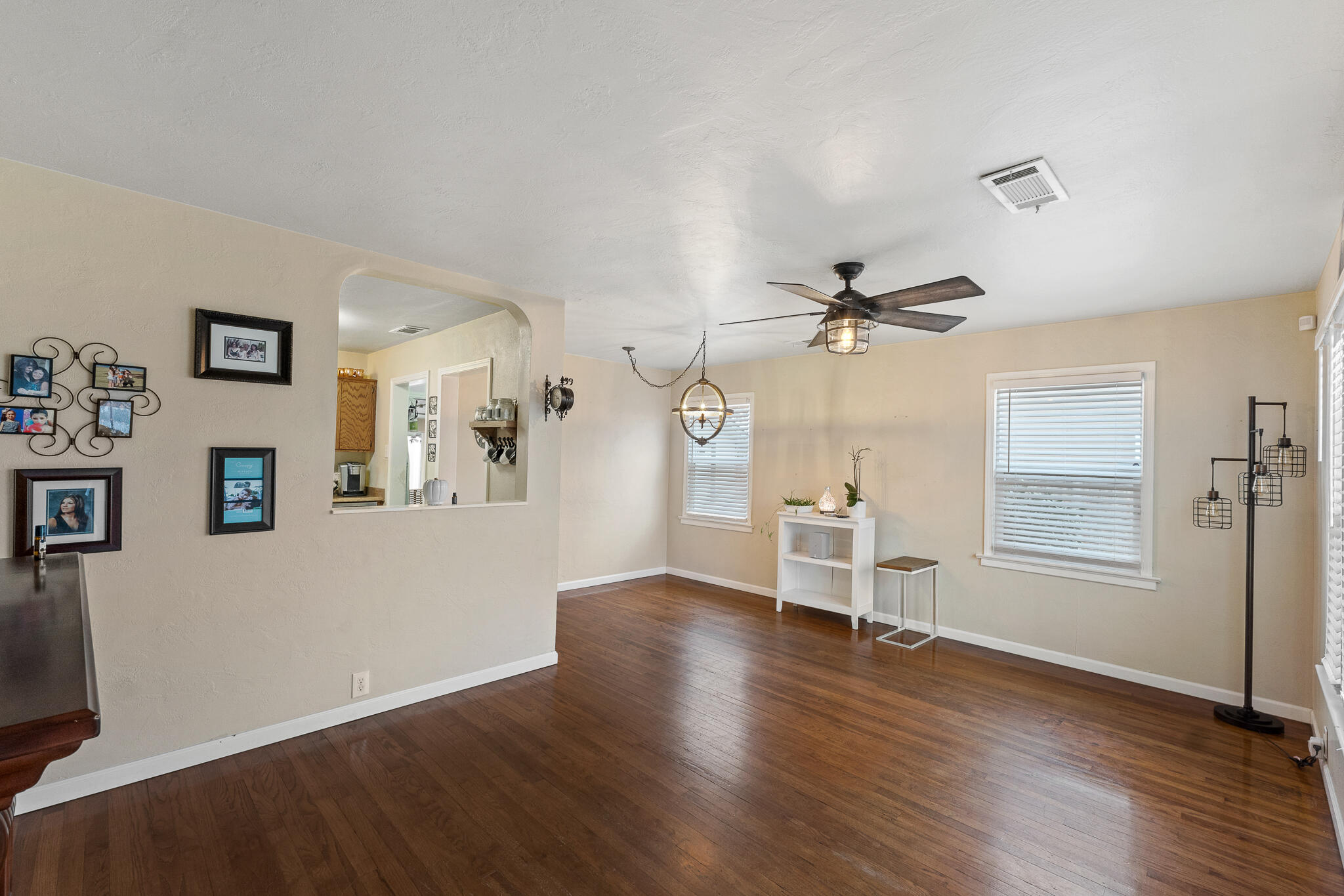 1052 E Apricot Ave, Tulare, CA 93274