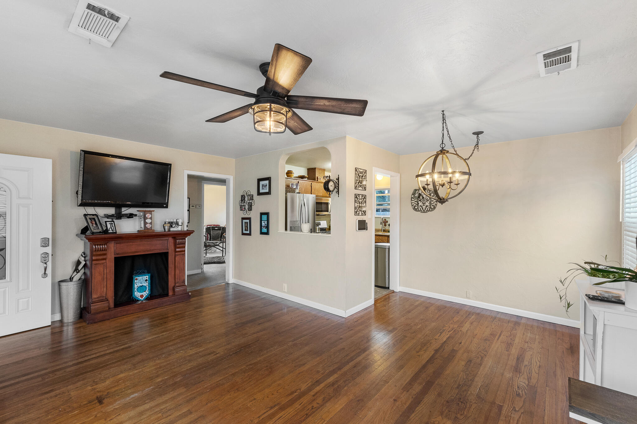 1052 E Apricot Ave, Tulare, CA 93274