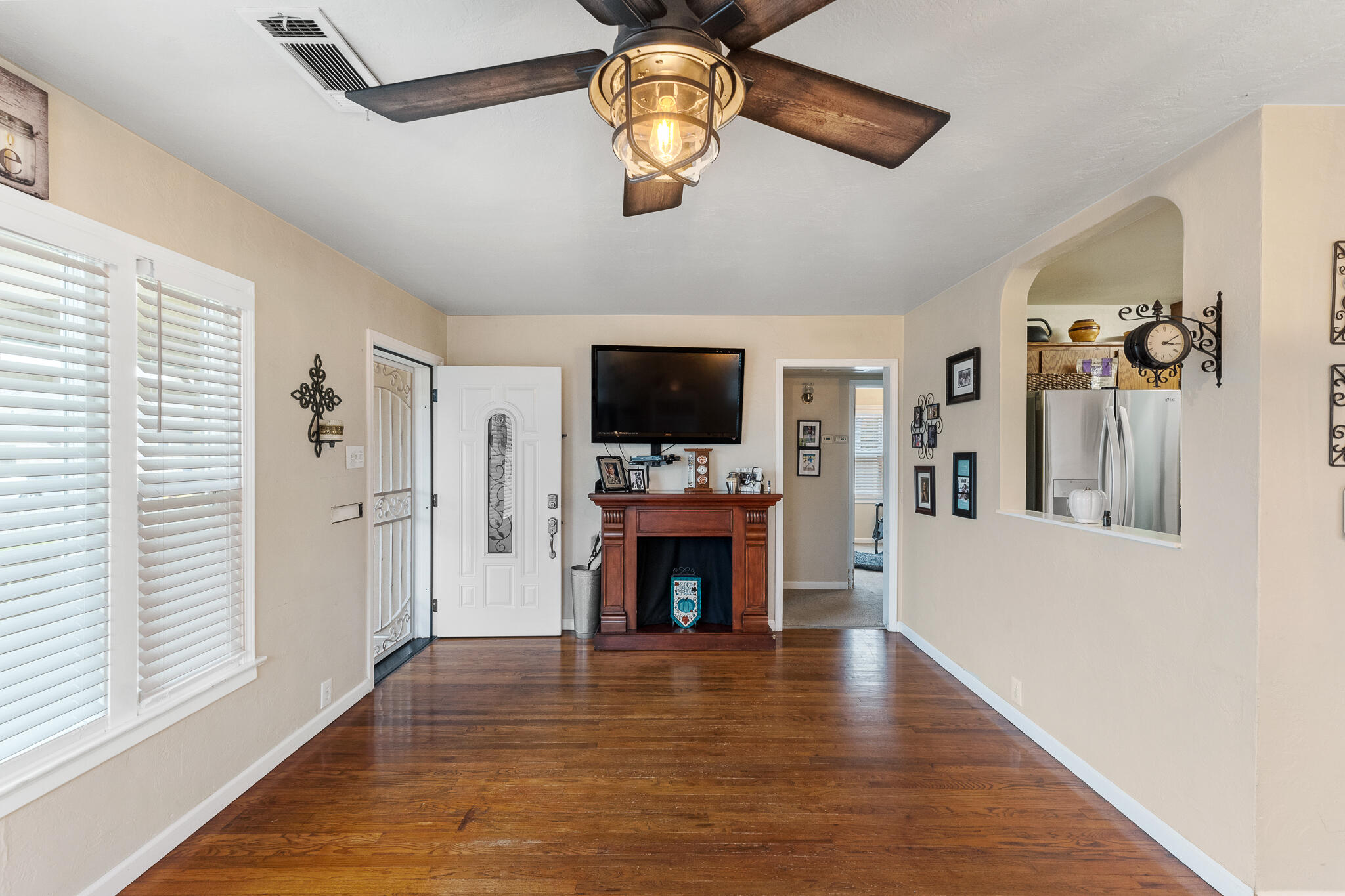 1052 E Apricot Ave, Tulare, CA 93274