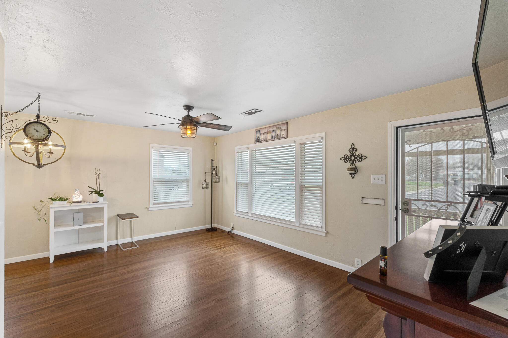 1052 E Apricot Ave, Tulare, CA 93274