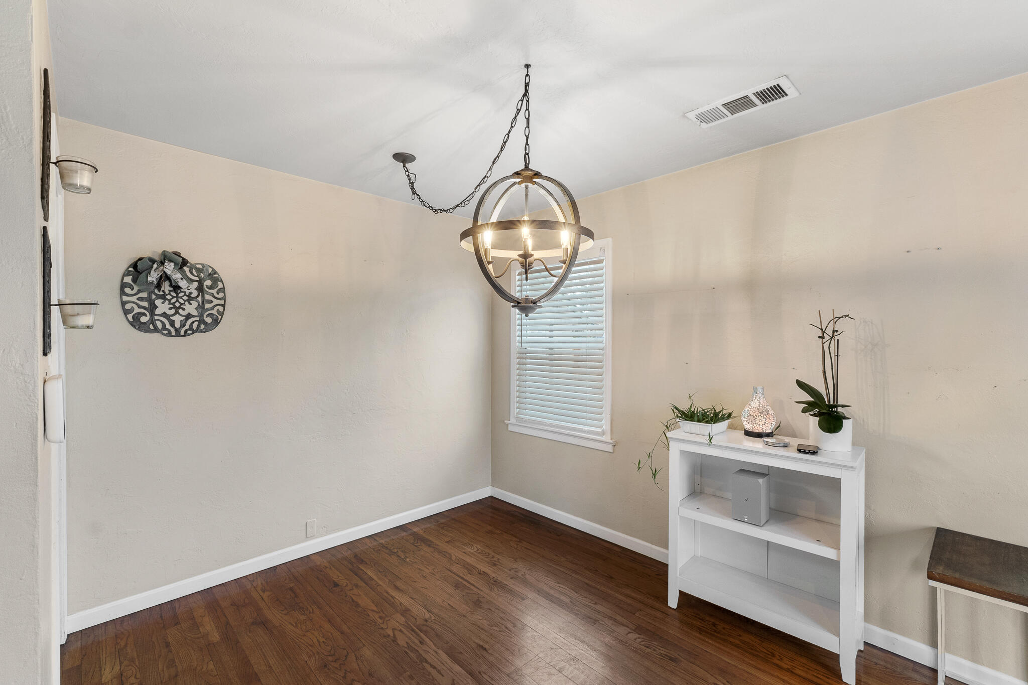 1052 E Apricot Ave, Tulare, CA 93274