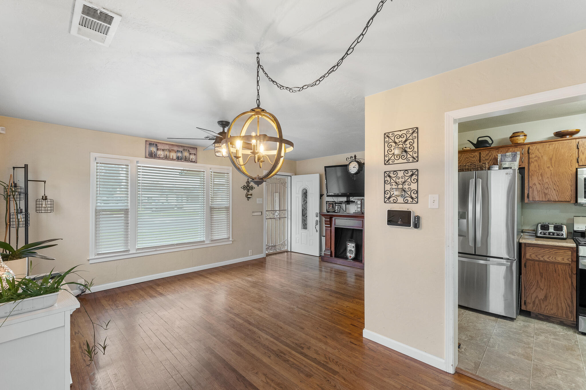 1052 E Apricot Ave, Tulare, CA 93274