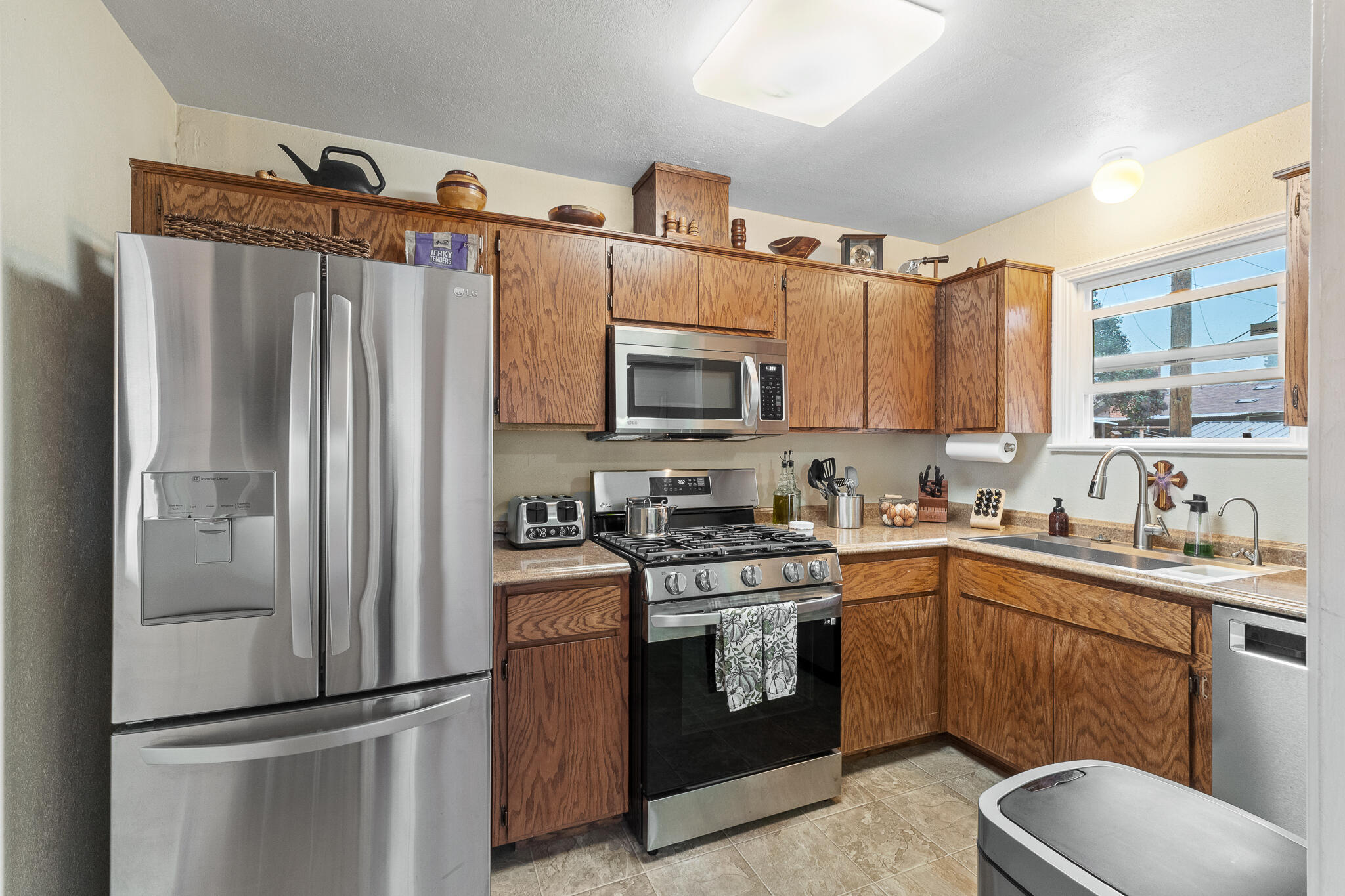 1052 E Apricot Ave, Tulare, CA 93274