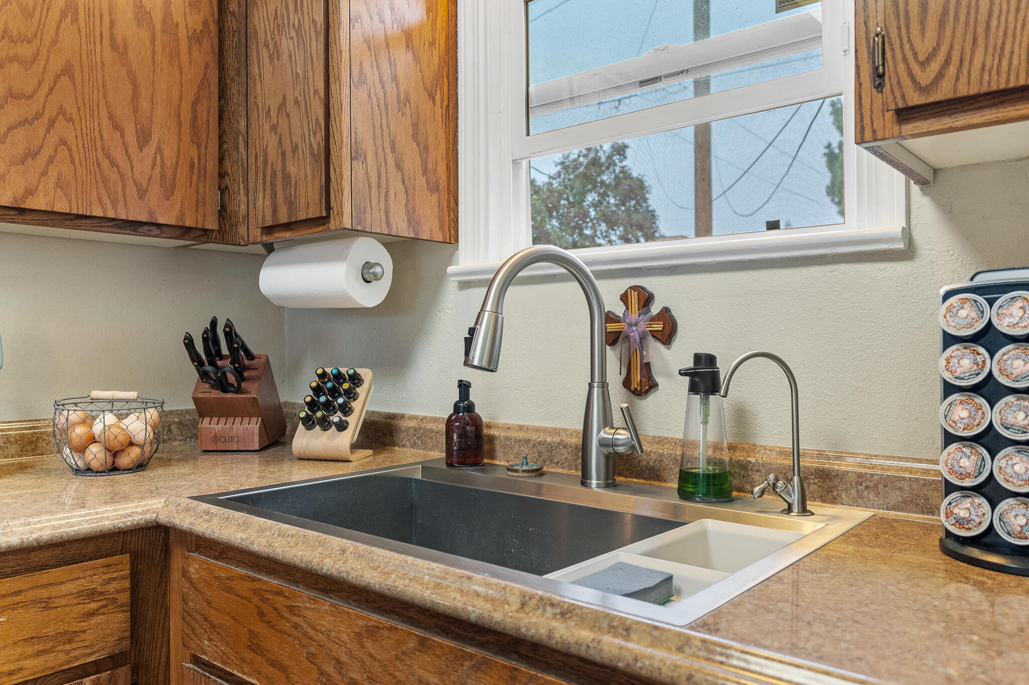 1052 E Apricot Ave, Tulare, CA 93274