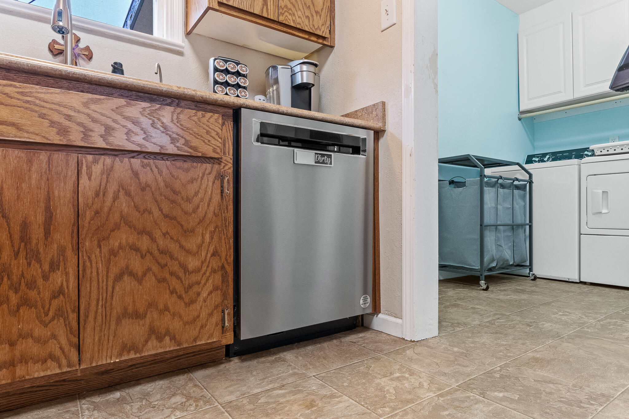 1052 E Apricot Ave, Tulare, CA 93274