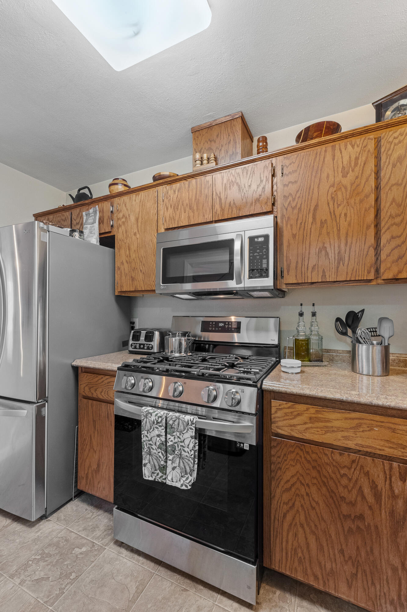 1052 E Apricot Ave, Tulare, CA 93274