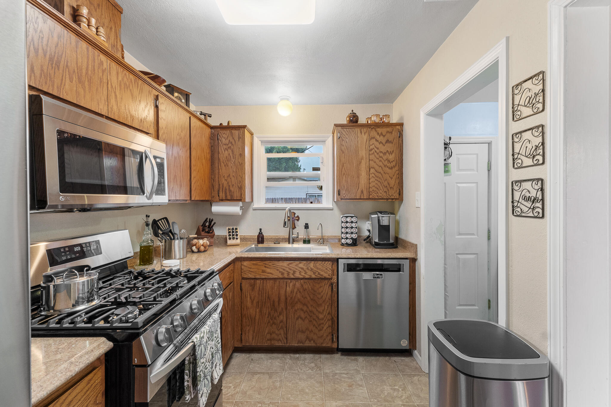 1052 E Apricot Ave, Tulare, CA 93274