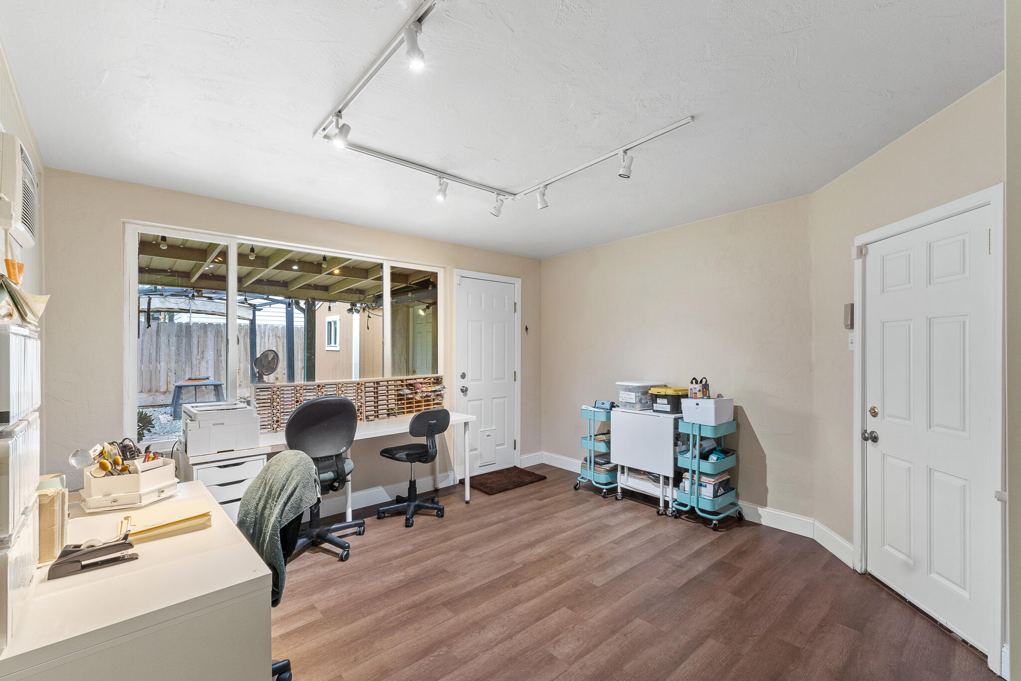 1052 E Apricot Ave, Tulare, CA 93274