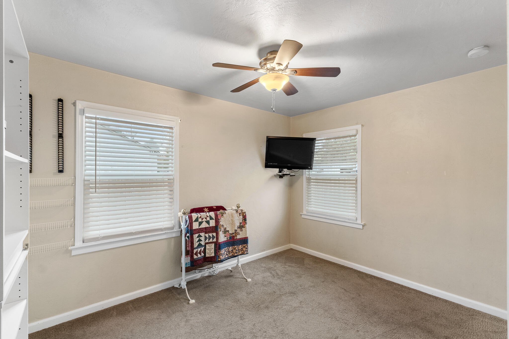 1052 E Apricot Ave, Tulare, CA 93274