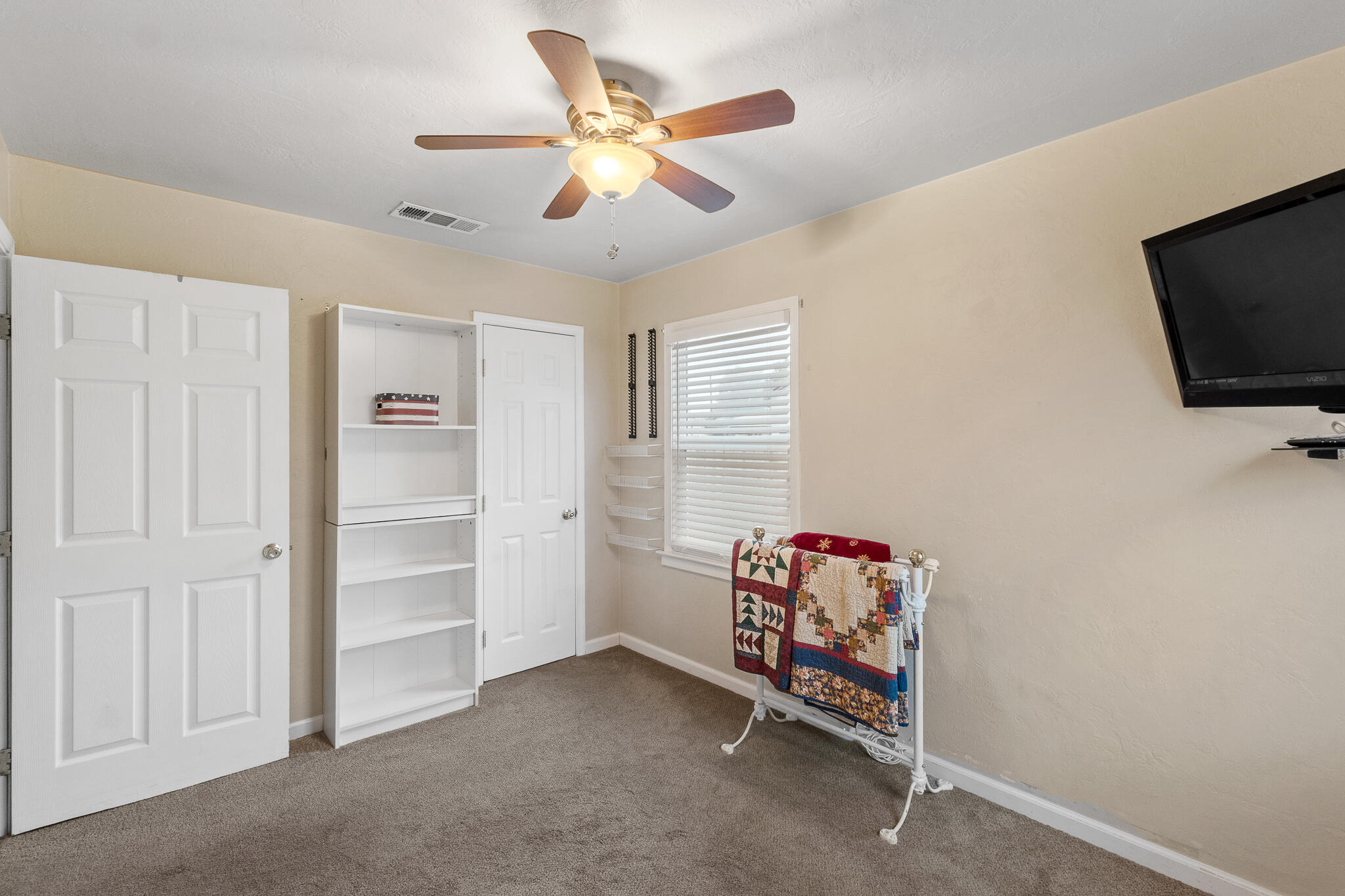 1052 E Apricot Ave, Tulare, CA 93274