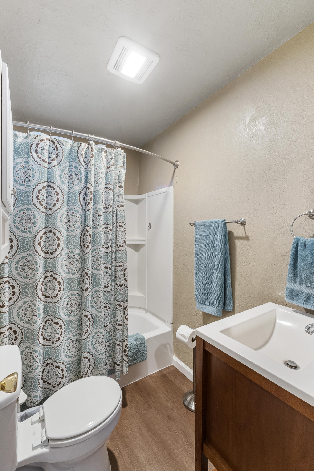 1052 E Apricot Ave, Tulare, CA 93274