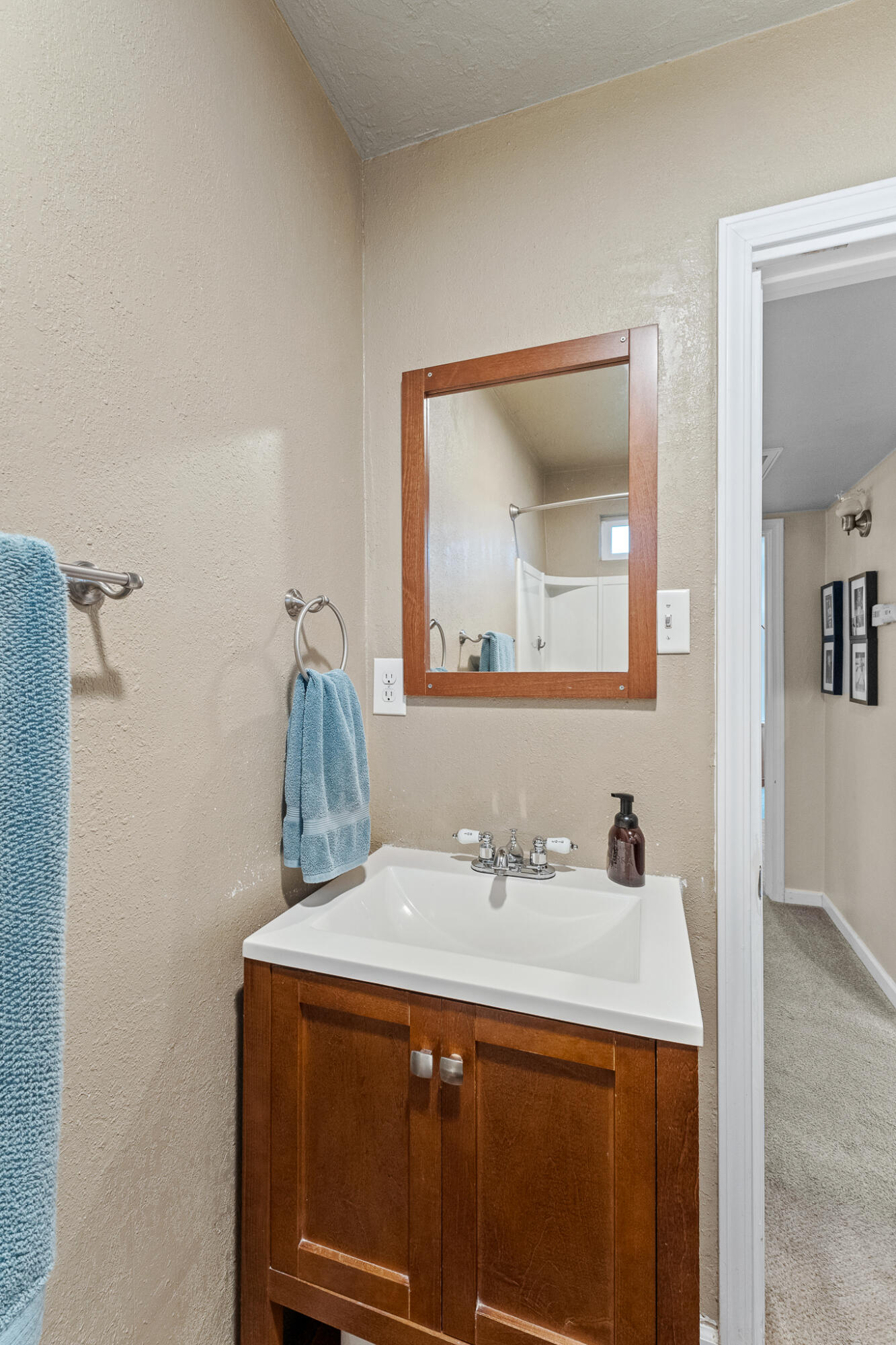 1052 E Apricot Ave, Tulare, CA 93274