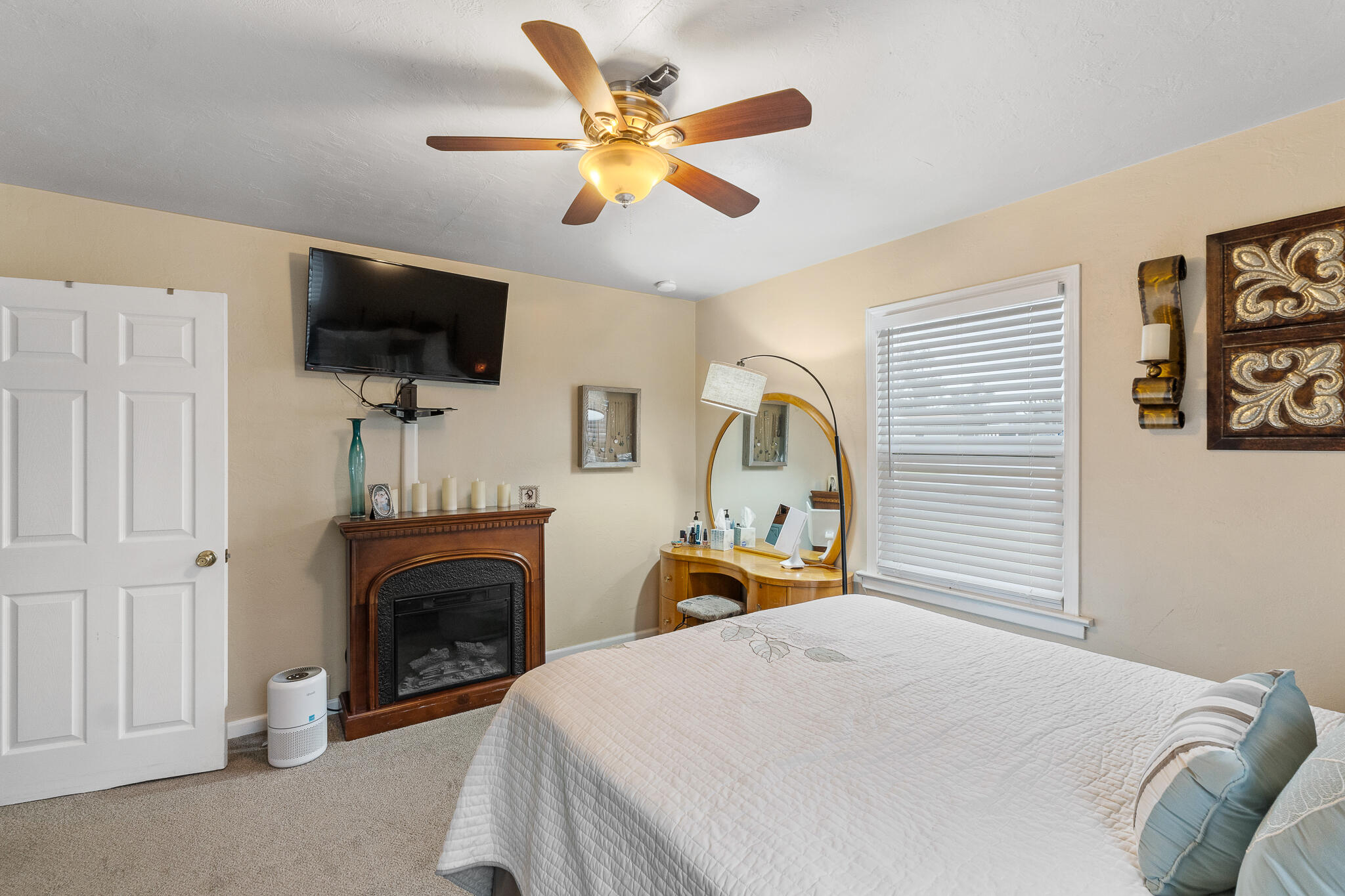 1052 E Apricot Ave, Tulare, CA 93274