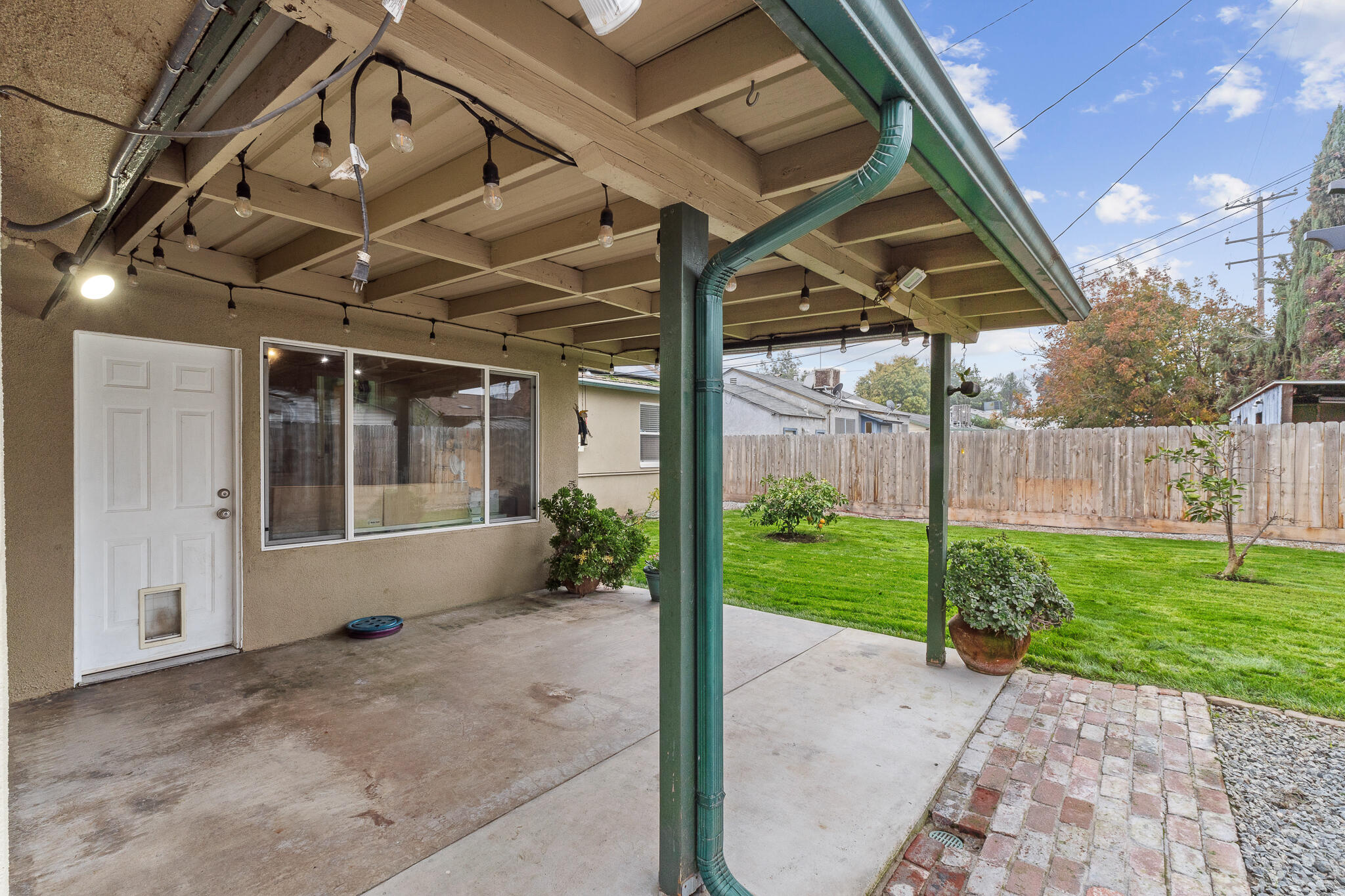 1052 E Apricot Ave, Tulare, CA 93274