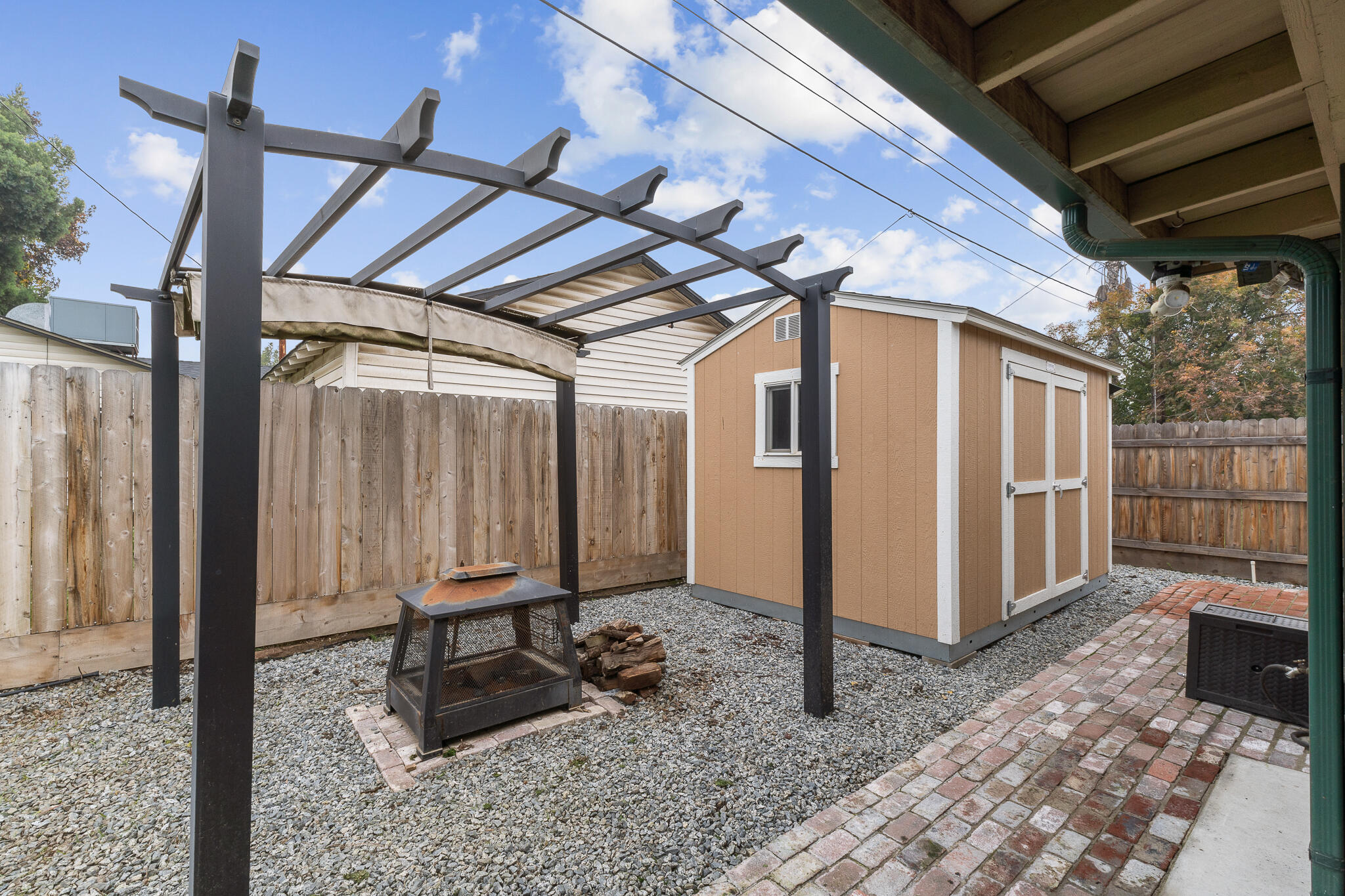 1052 E Apricot Ave, Tulare, CA 93274