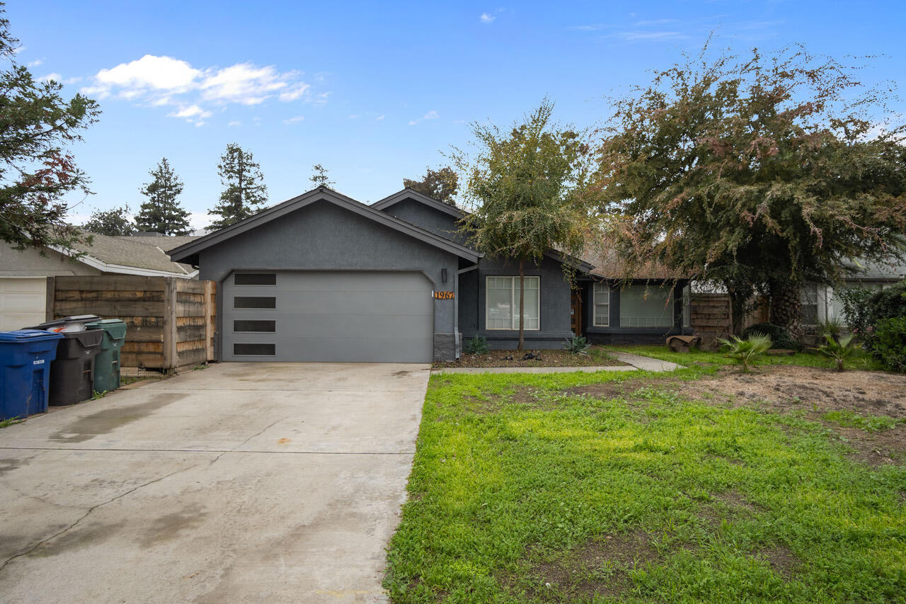 1967 N Ventura Ave, Farmersville, CA 93223