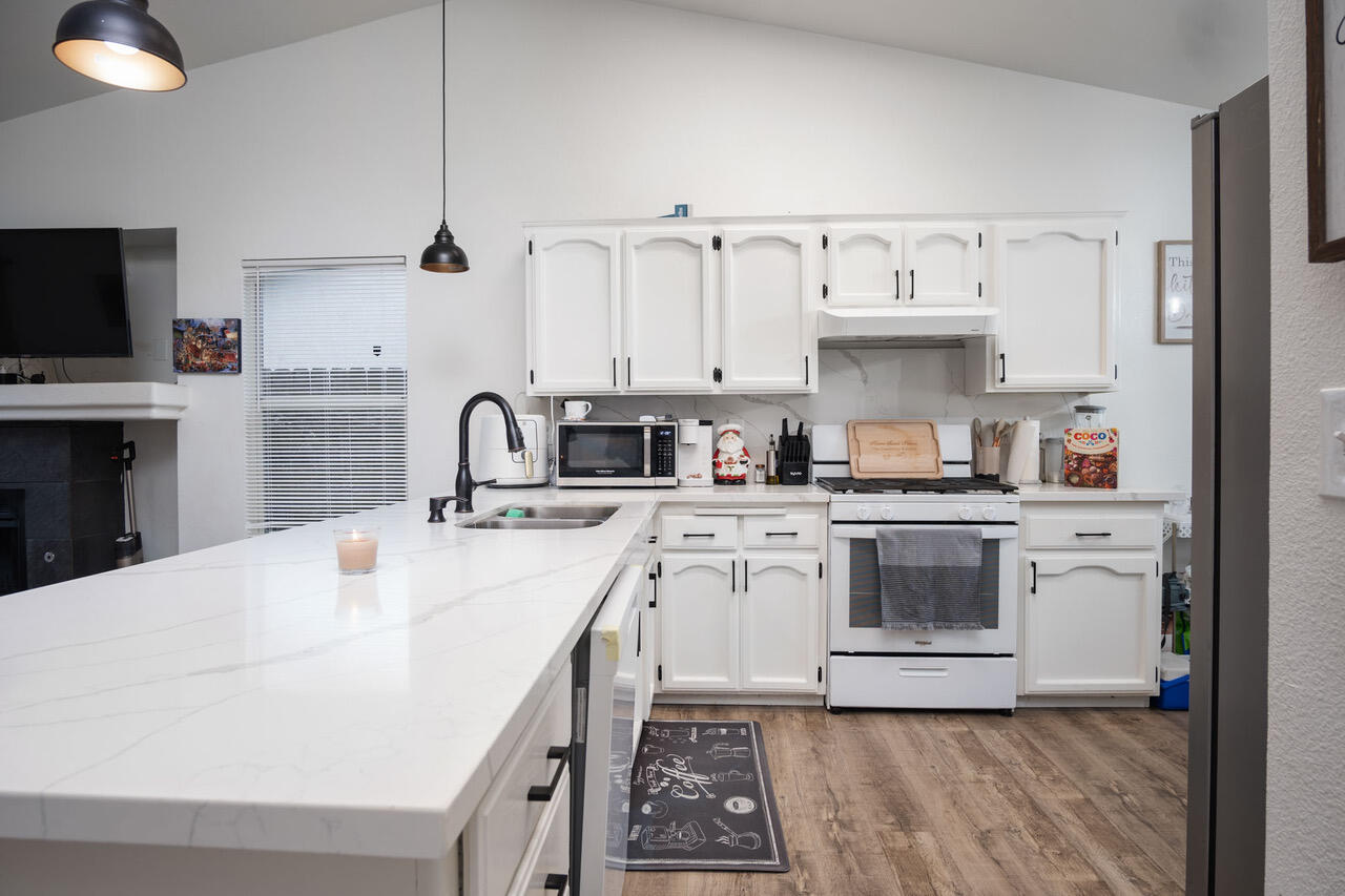 1967 N Ventura Ave, Farmersville, CA 93223