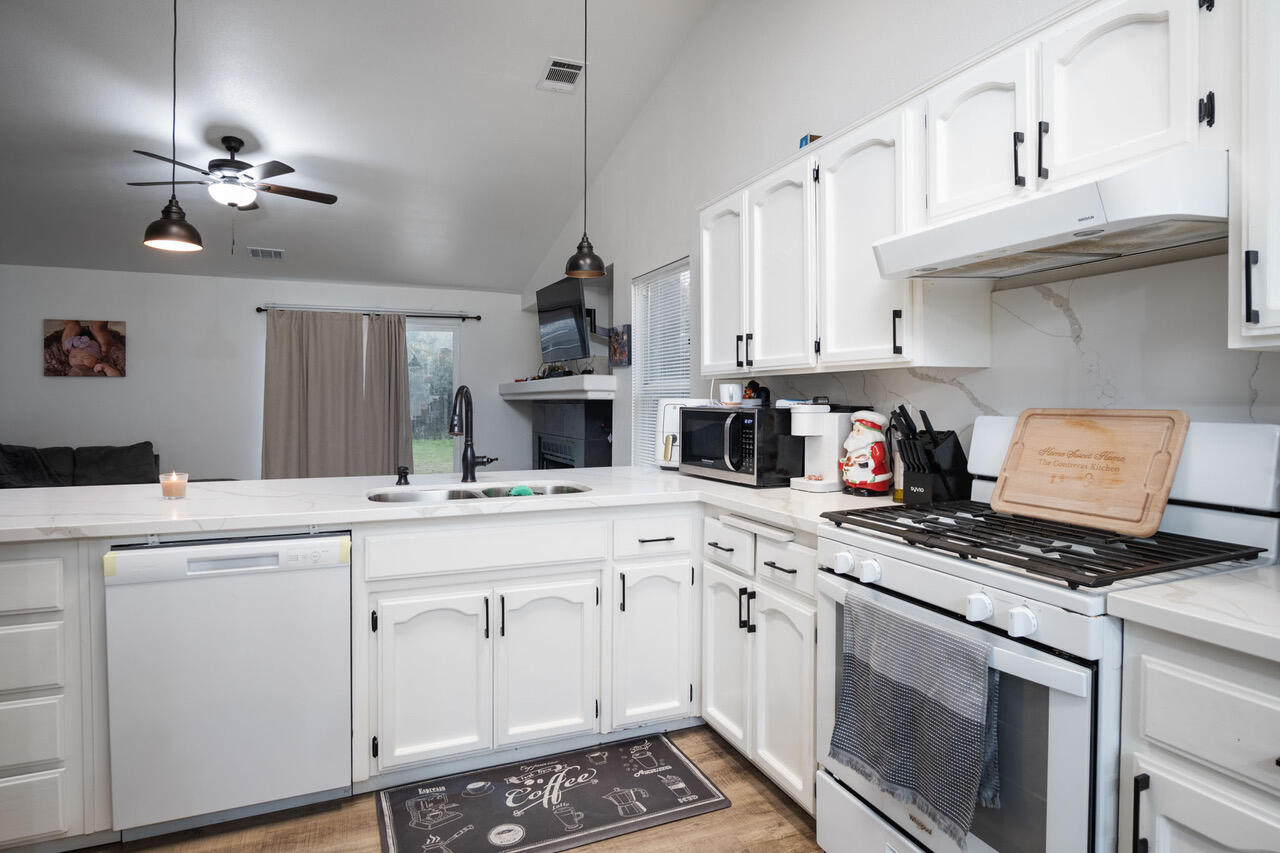 1967 N Ventura Ave, Farmersville, CA 93223