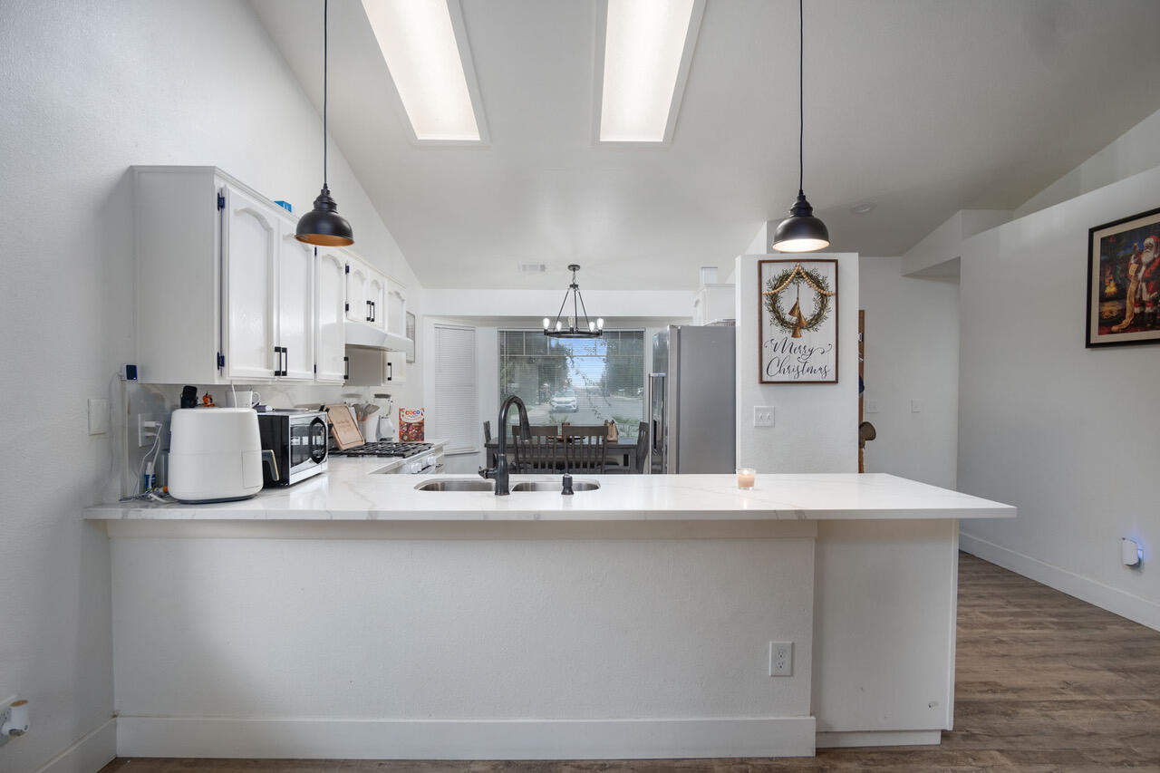 1967 N Ventura Ave, Farmersville, CA 93223