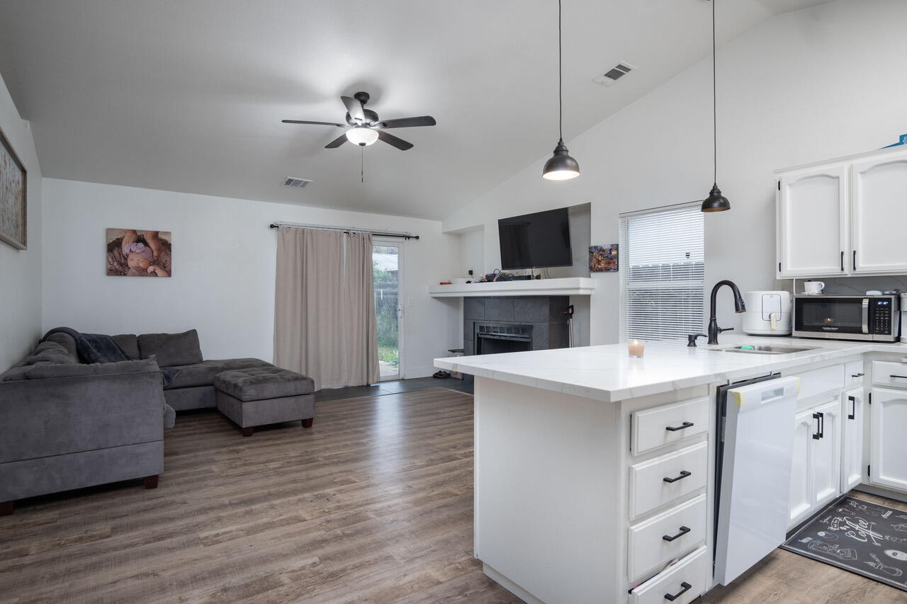 1967 N Ventura Ave, Farmersville, CA 93223