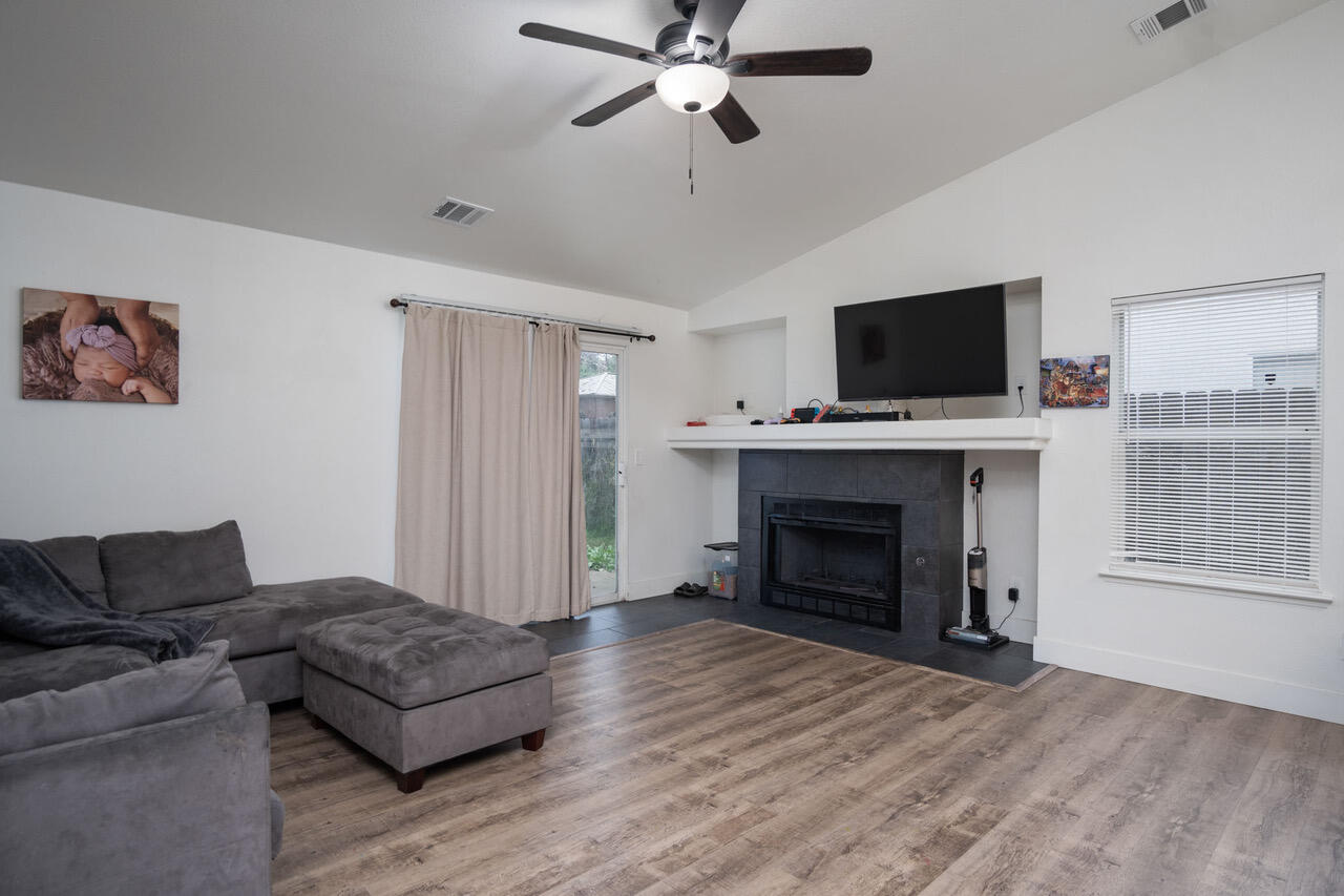 1967 N Ventura Ave, Farmersville, CA 93223