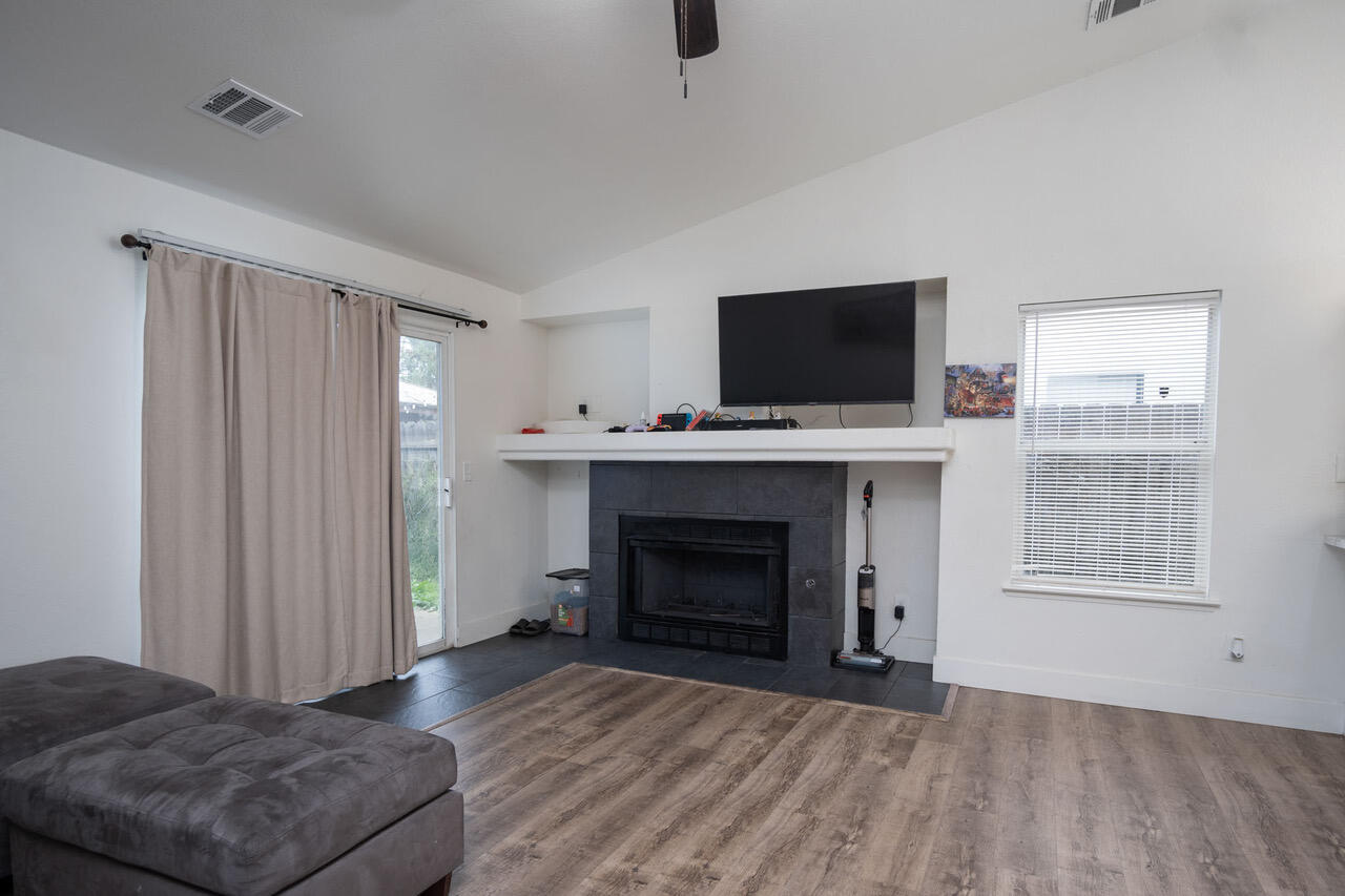 1967 N Ventura Ave, Farmersville, CA 93223