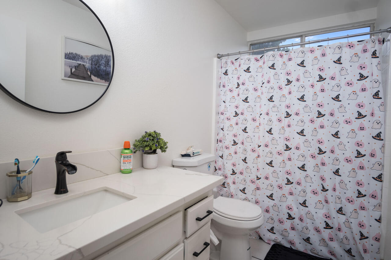 1967 N Ventura Ave, Farmersville, CA 93223