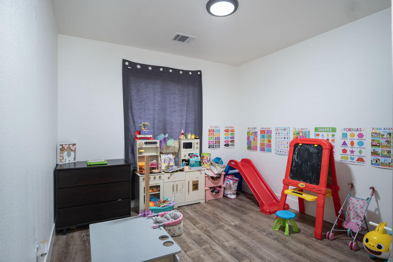 1967 N Ventura Ave, Farmersville, CA 93223