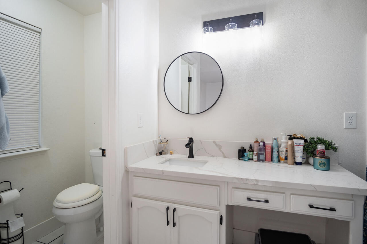 1967 N Ventura Ave, Farmersville, CA 93223